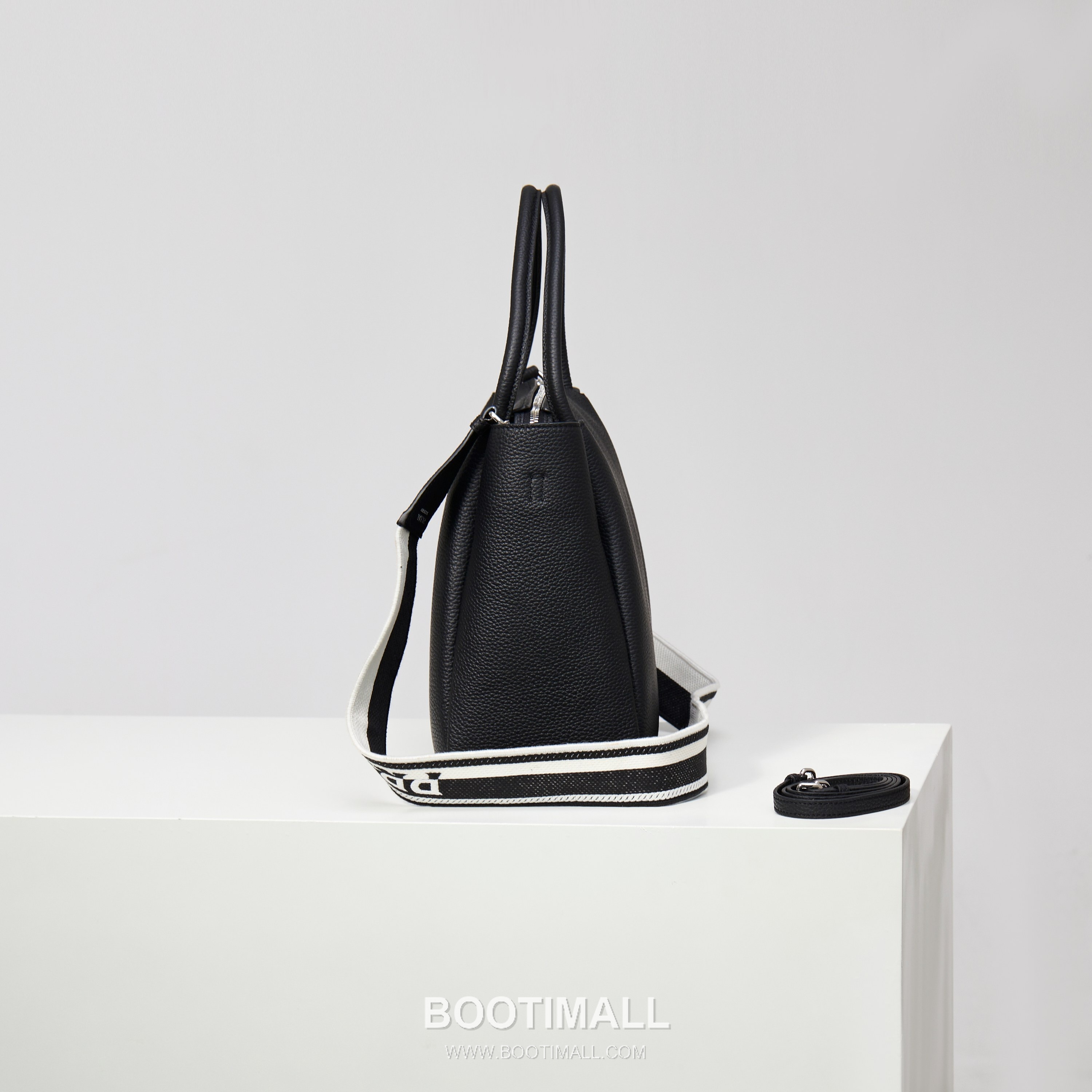 Prada Deer Grain Calfskin Crossbody Bag with Dual Adjustable Strap Detail 프라다 디어 그레인 카프스킨 크로스바디 백 듀얼 조절 스트랩 디테일 1BC170 32cm 3