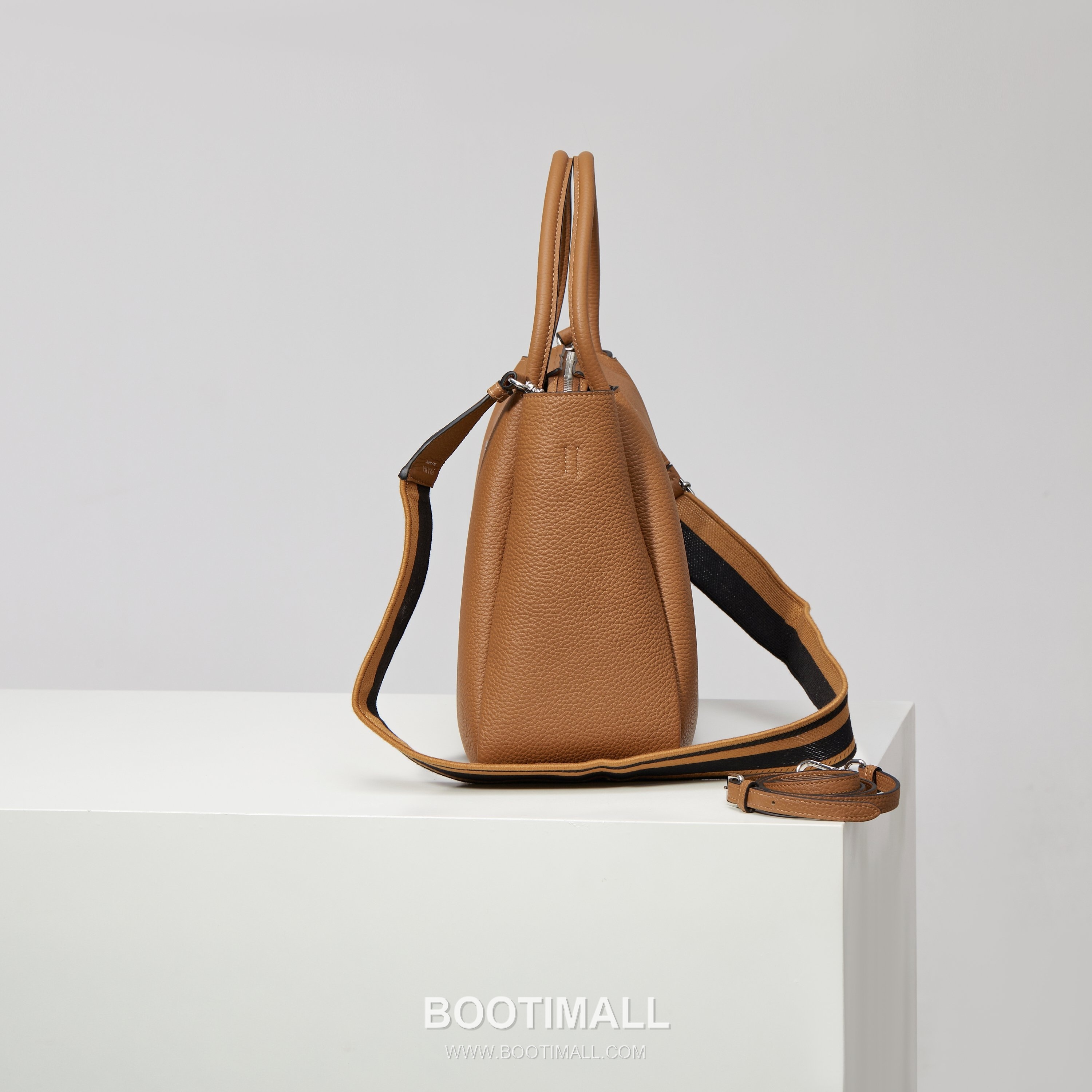 Prada Deer Grain Calfskin Crossbody Bag with Dual Adjustable Strap Detail 프라다 디어 그레인 카프스킨 크로스바디 백 듀얼 조절 스트랩 디테일 1BC170 32cm 3