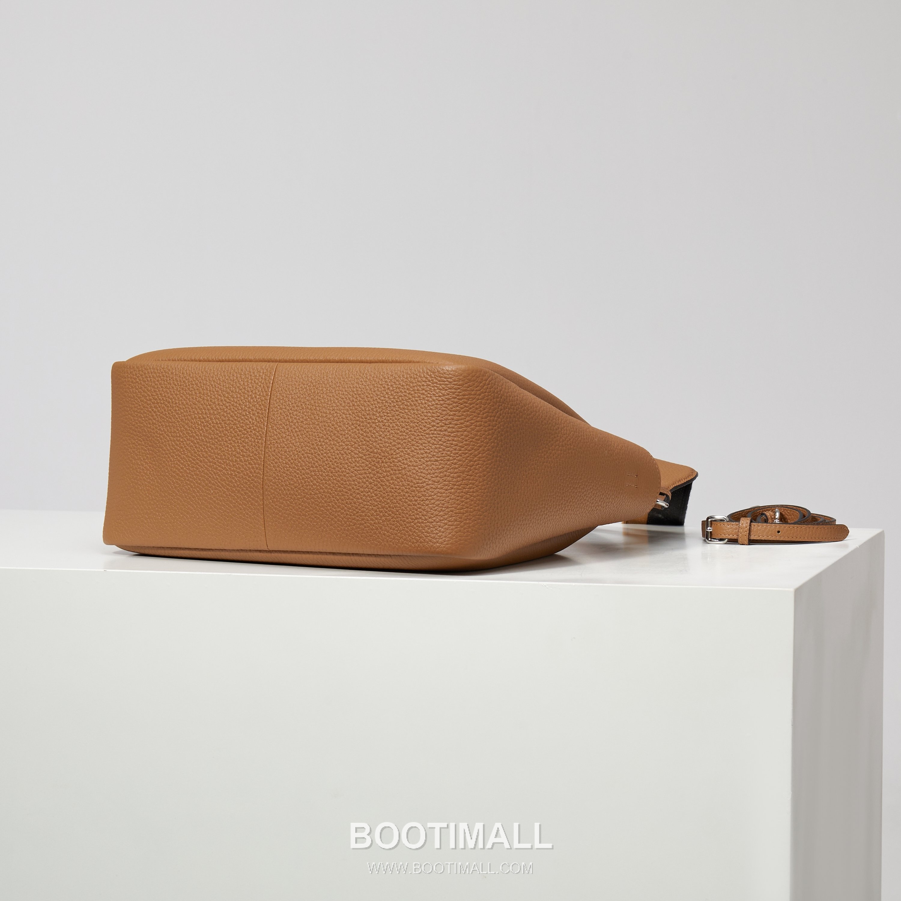 Prada Deer Grain Calfskin Crossbody Bag with Dual Adjustable Strap Detail 프라다 디어 그레인 카프스킨 크로스바디 백 듀얼 조절 스트랩 디테일 1BC170 32cm 4