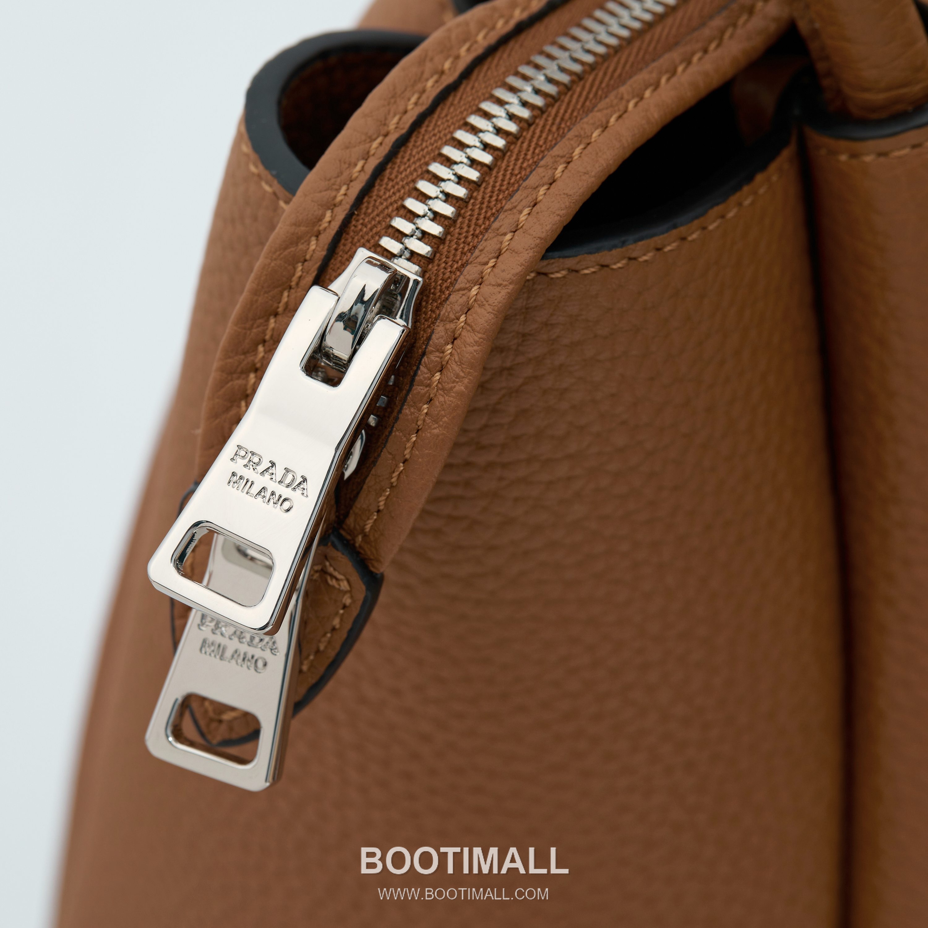 Prada Deer Grain Calfskin Crossbody Bag with Dual Adjustable Strap Detail 프라다 디어 그레인 카프스킨 크로스바디 백 듀얼 조절 스트랩 디테일 1BC170 32cm 7