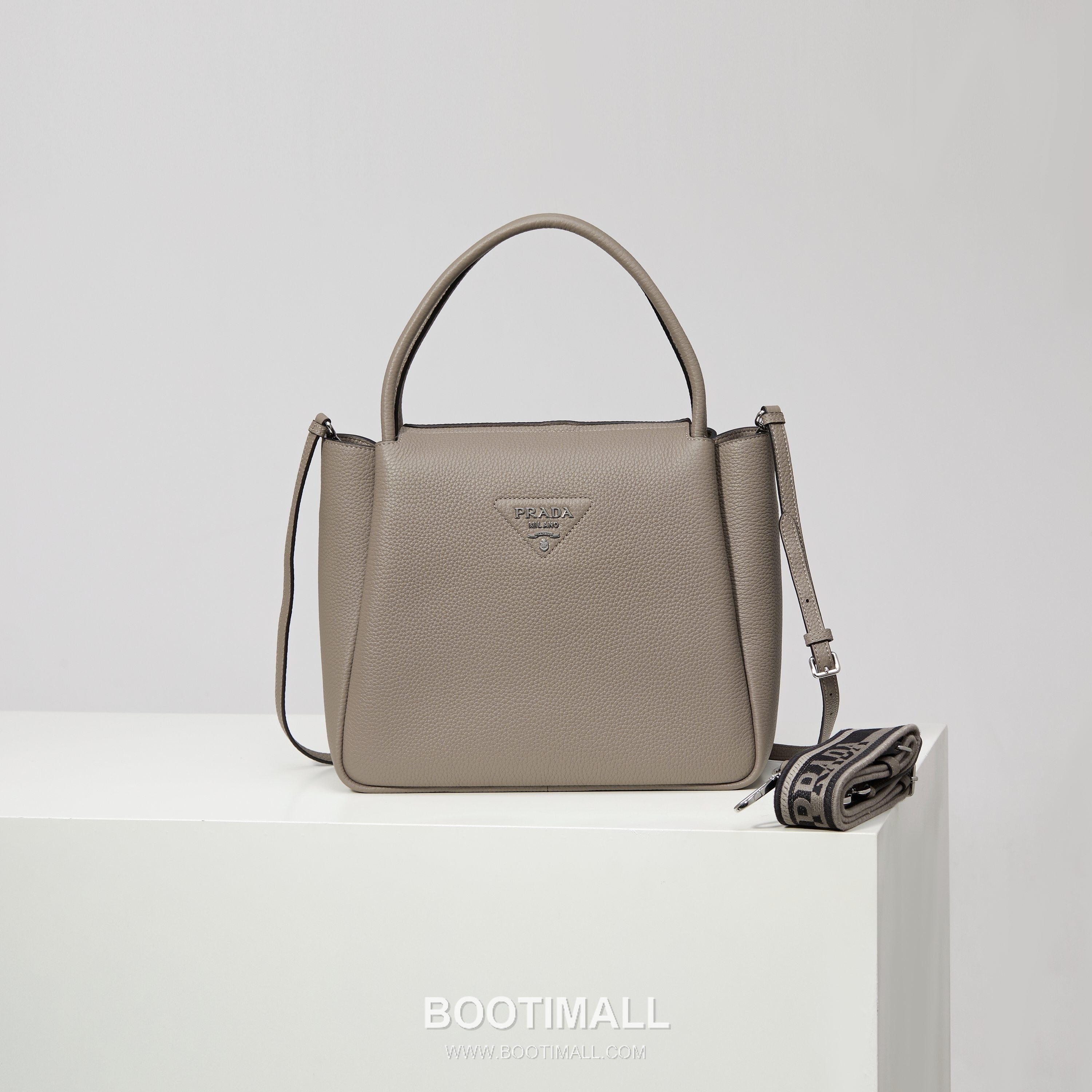 Prada Deer Grain Calfskin Crossbody Bag with Dual Adjustable Strap Detail 프라다 디어 그레인 카프스킨 크로스바디 백 듀얼 조절 스트랩 디테일 1BC170 32cm 1