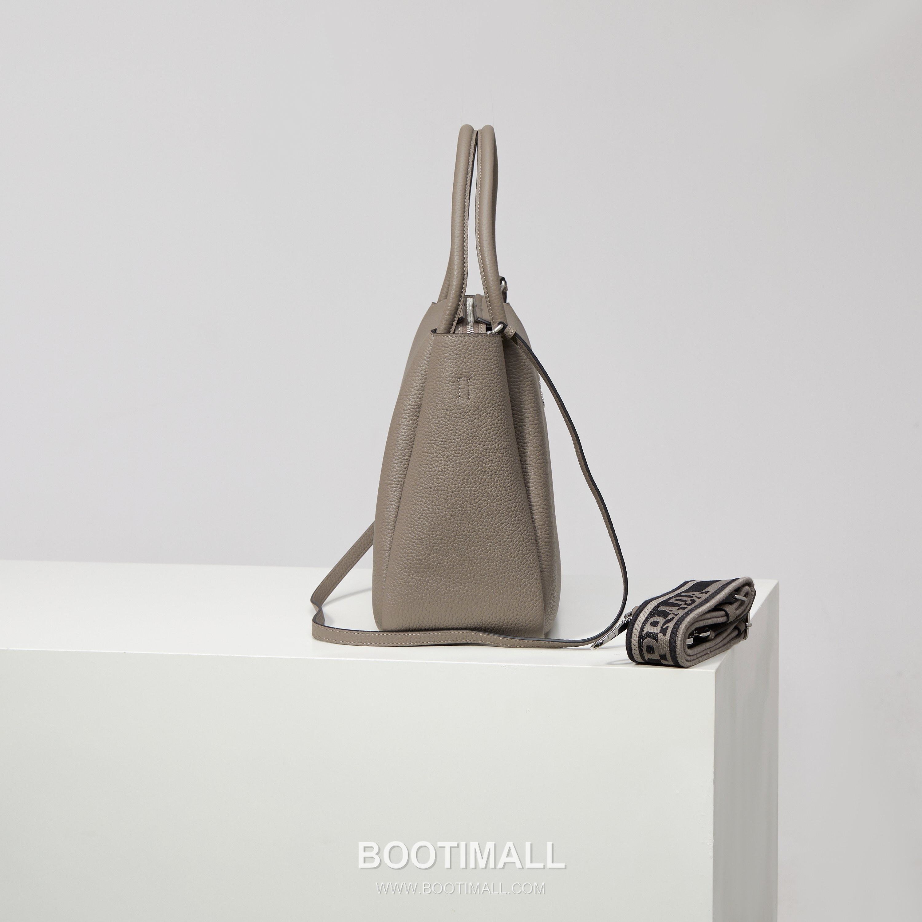 Prada Deer Grain Calfskin Crossbody Bag with Dual Adjustable Strap Detail 프라다 디어 그레인 카프스킨 크로스바디 백 듀얼 조절 스트랩 디테일 1BC170 32cm 3