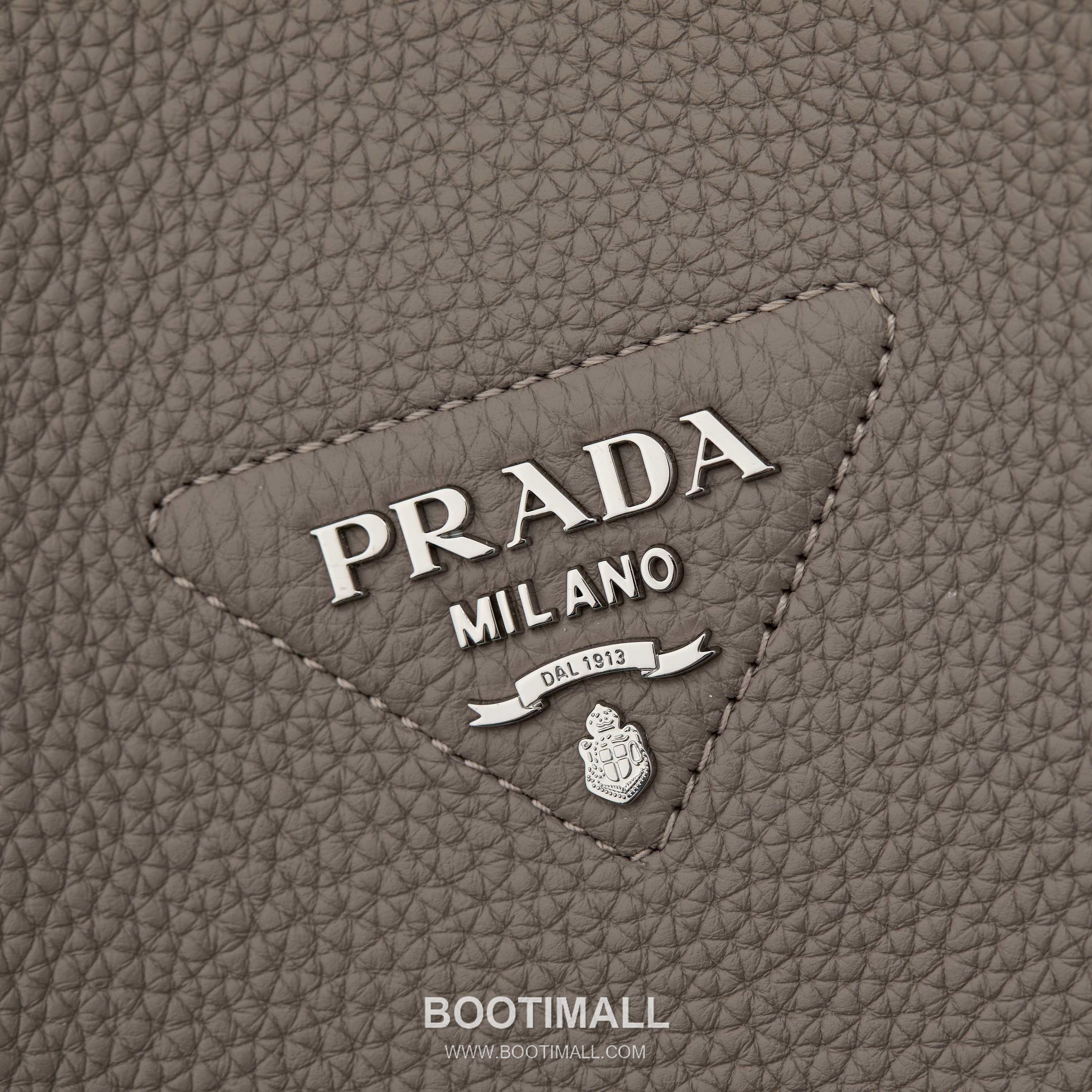 Prada Deer Grain Calfskin Crossbody Bag with Dual Adjustable Strap Detail 프라다 디어 그레인 카프스킨 크로스바디 백 듀얼 조절 스트랩 디테일 1BC170 32cm 5