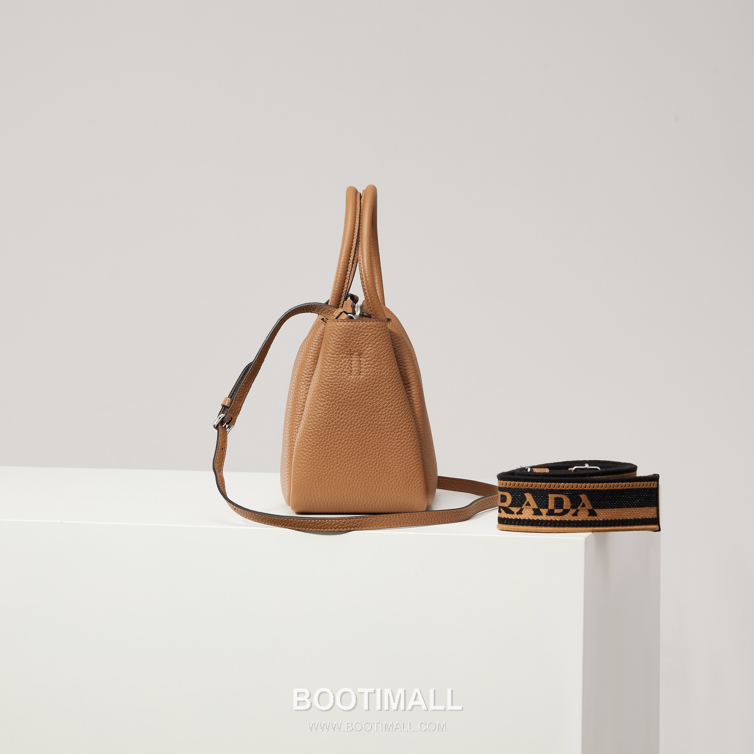 Prada Textured Leather Shoulder Bag with Dual Strap Zip Closure and Metal Logo Detail 프라다 텍스처드 레더 숄더백 듀얼 스트랩 지퍼 클로저 메탈 로고 디테일 1BC145 23cm 3