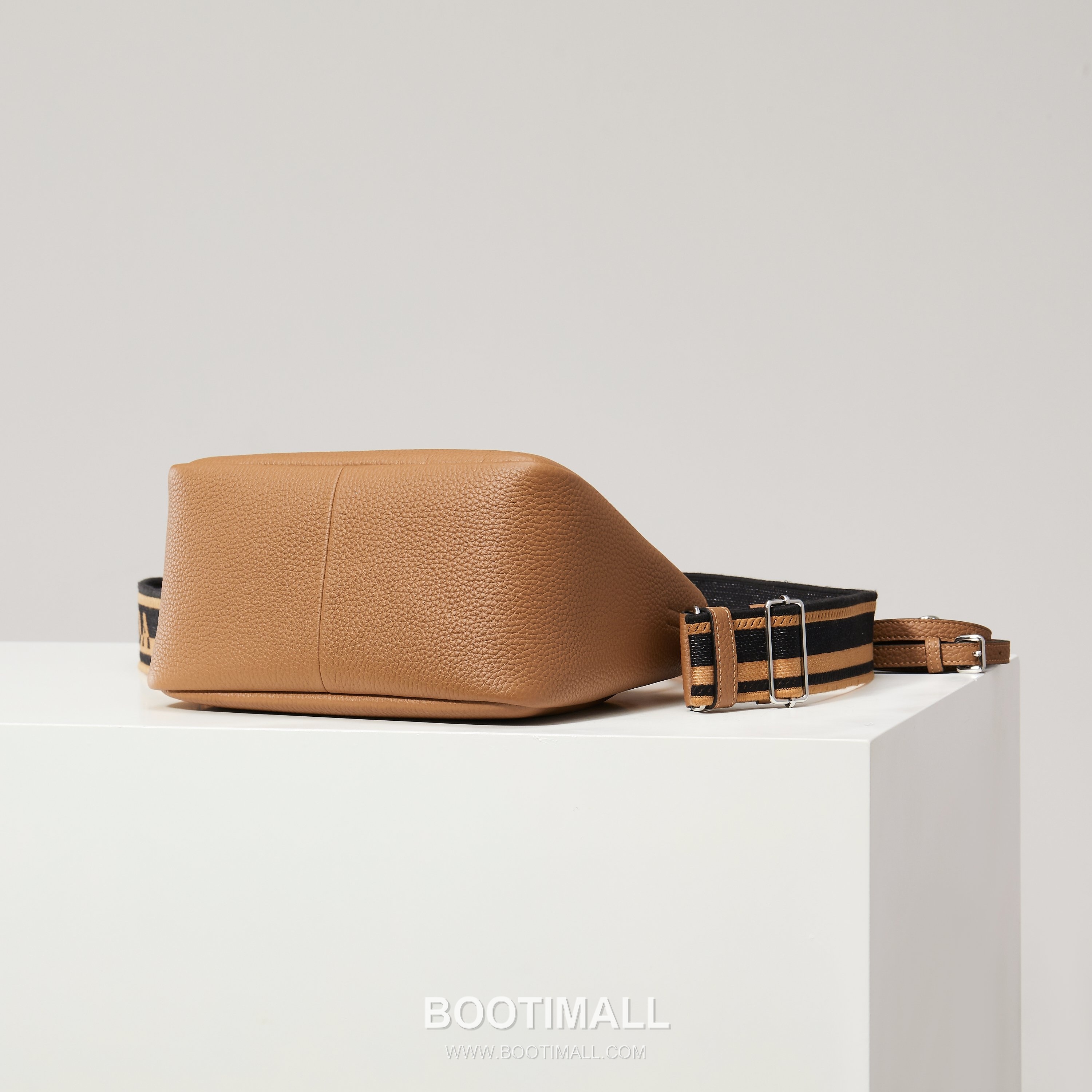 Prada Textured Leather Shoulder Bag with Dual Strap Zip Closure and Metal Logo Detail 프라다 텍스처드 레더 숄더백 듀얼 스트랩 지퍼 클로저 메탈 로고 디테일 1BC145 23cm 4