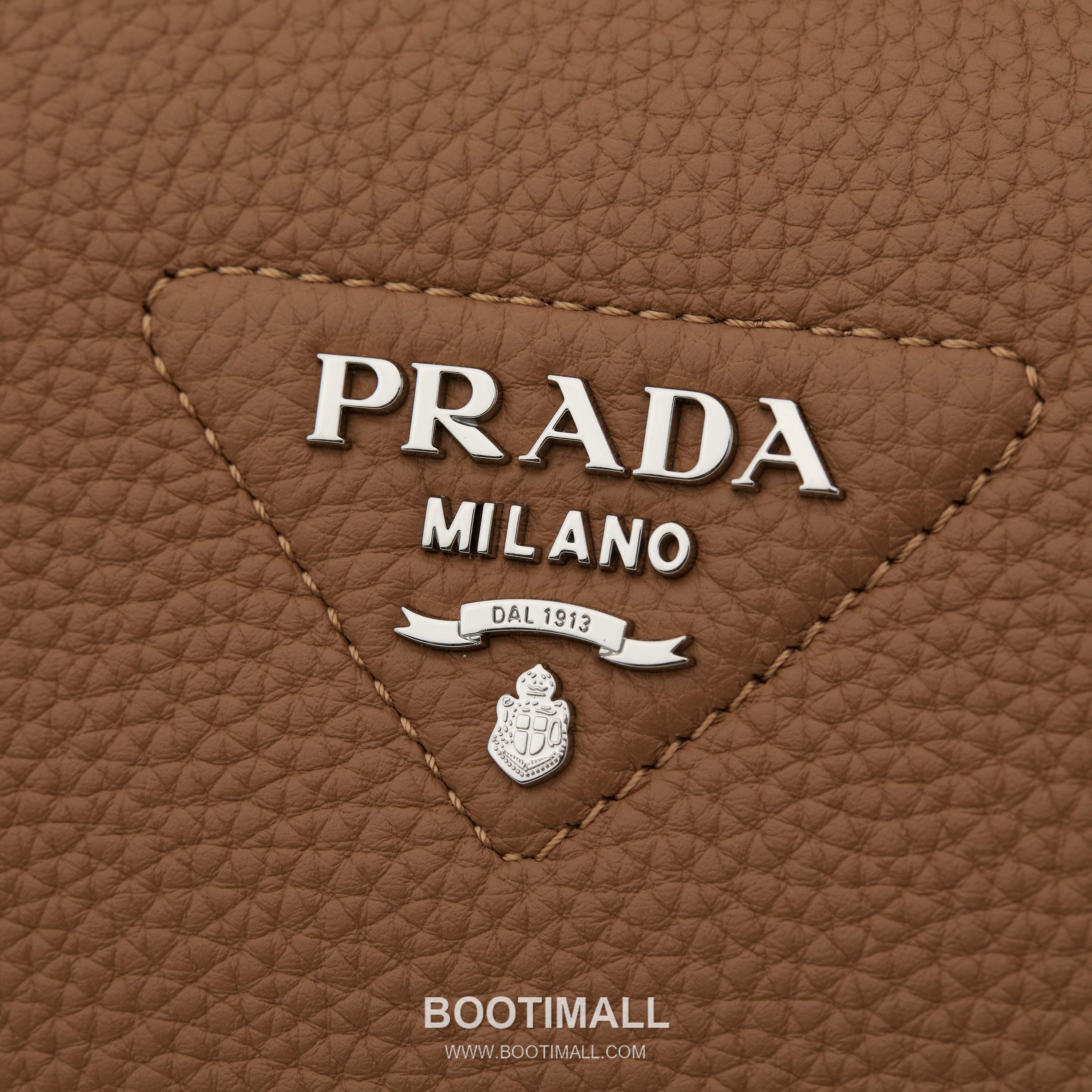 Prada Textured Leather Shoulder Bag with Dual Strap Zip Closure and Metal Logo Detail 프라다 텍스처드 레더 숄더백 듀얼 스트랩 지퍼 클로저 메탈 로고 디테일 1BC145 23cm 5