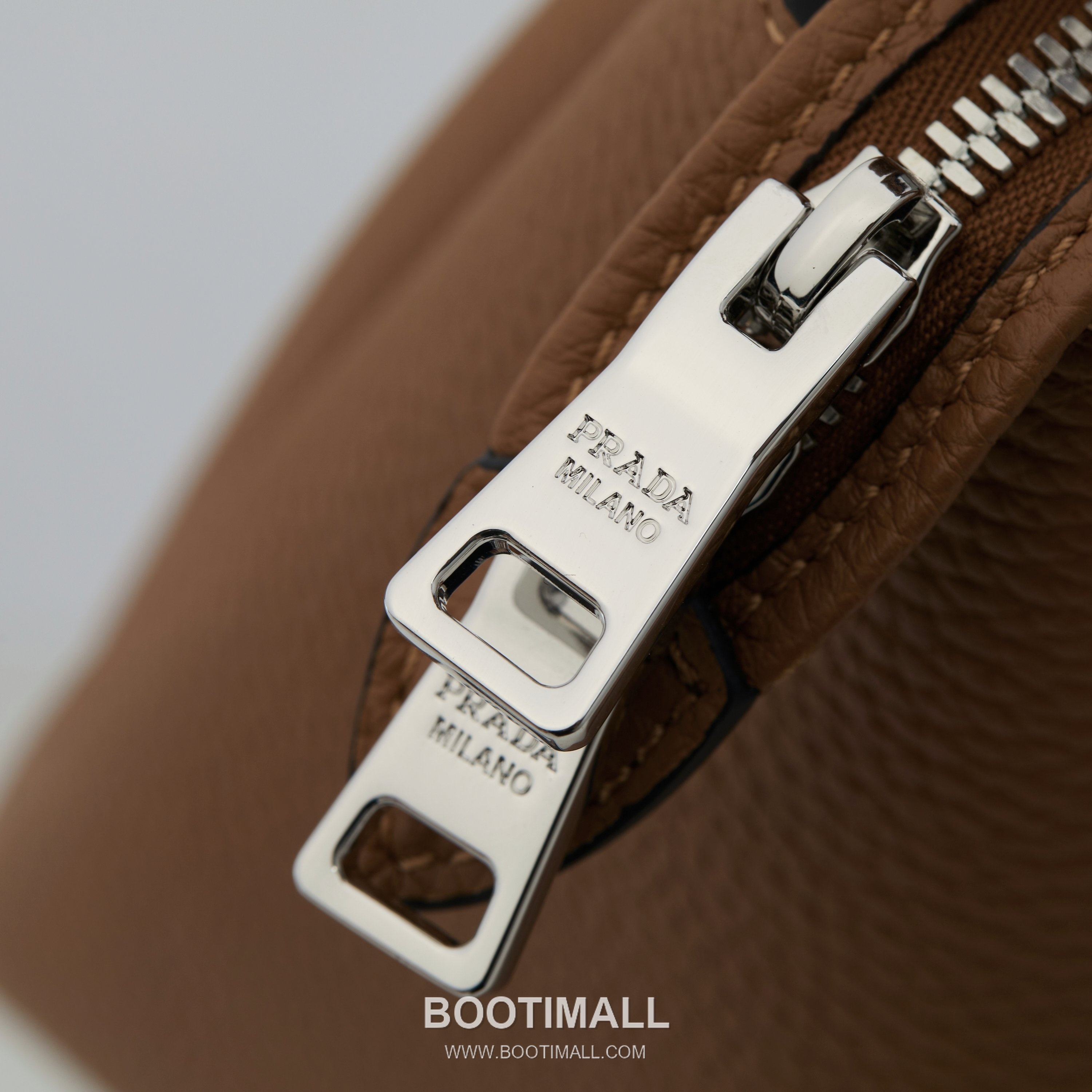 Prada Textured Leather Shoulder Bag with Dual Strap Zip Closure and Metal Logo Detail 프라다 텍스처드 레더 숄더백 듀얼 스트랩 지퍼 클로저 메탈 로고 디테일 1BC145 23cm 6