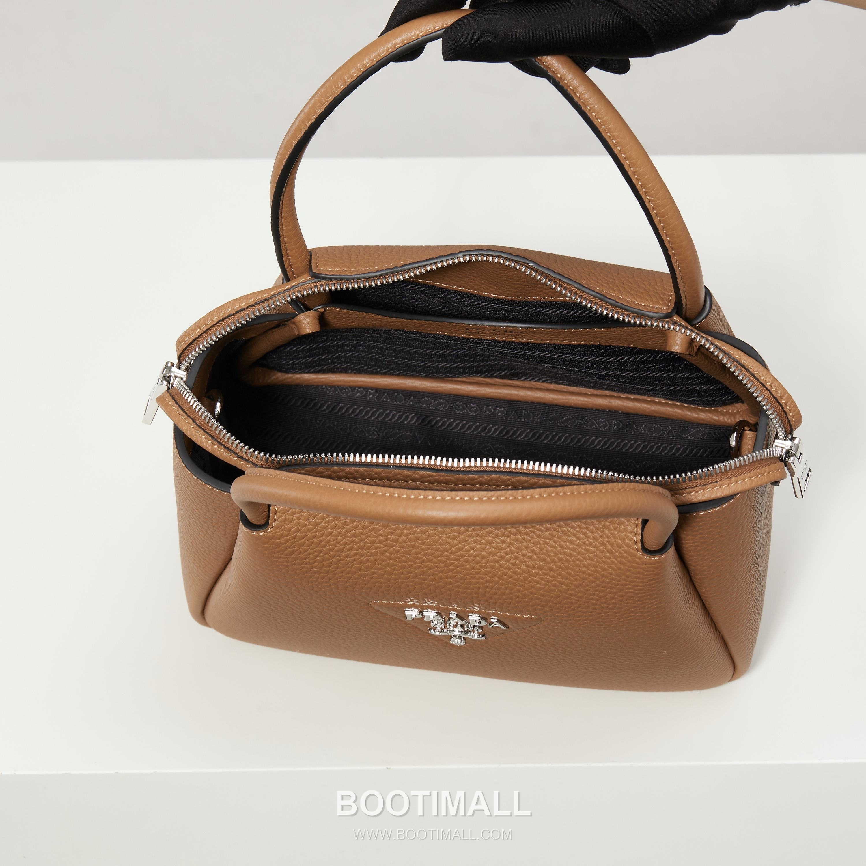 Prada Textured Leather Shoulder Bag with Dual Strap Zip Closure and Metal Logo Detail 프라다 텍스처드 레더 숄더백 듀얼 스트랩 지퍼 클로저 메탈 로고 디테일 1BC145 23cm 9