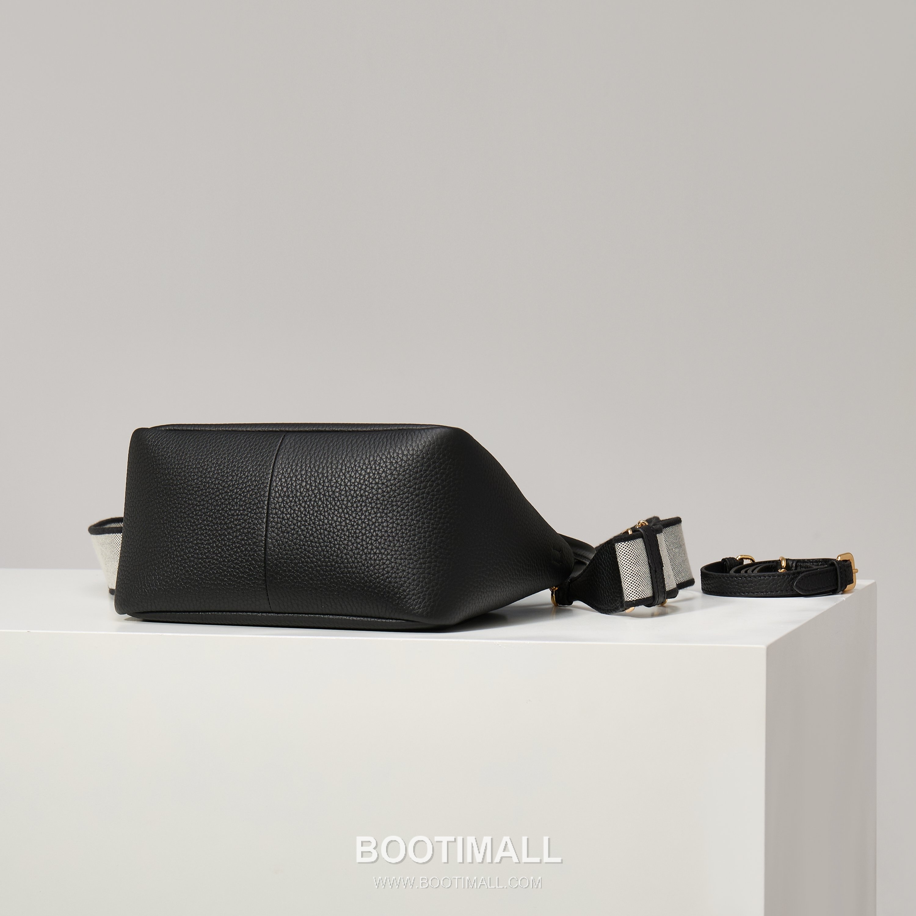 Prada Textured Leather Shoulder Bag with Dual Strap Zip Closure and Metal Logo Detail 프라다 텍스처드 레더 숄더백 듀얼 스트랩 지퍼 클로저 메탈 로고 디테일 1BC145 23cm 3