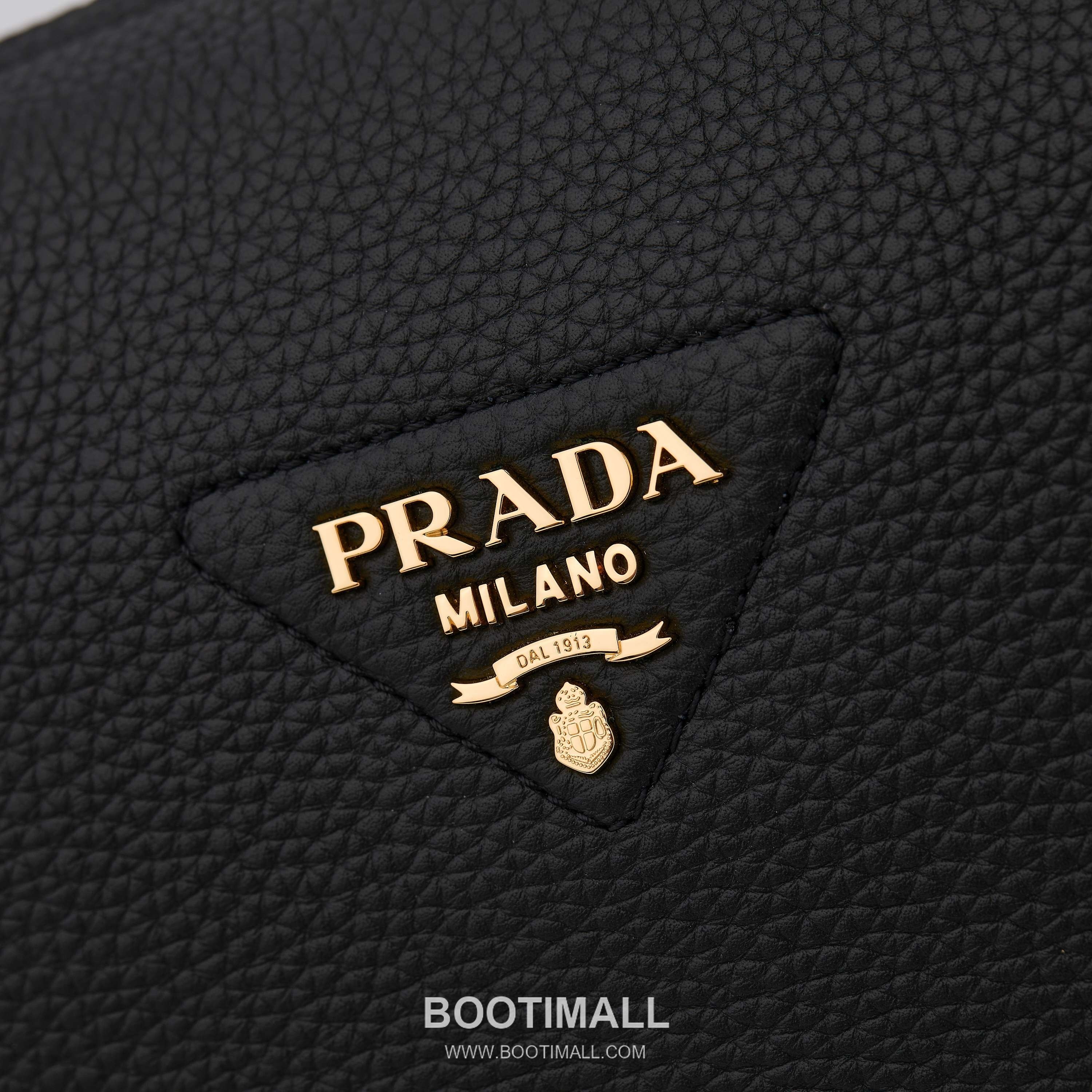 Prada Textured Leather Shoulder Bag with Dual Strap Zip Closure and Metal Logo Detail 프라다 텍스처드 레더 숄더백 듀얼 스트랩 지퍼 클로저 메탈 로고 디테일 1BC145 23cm 5