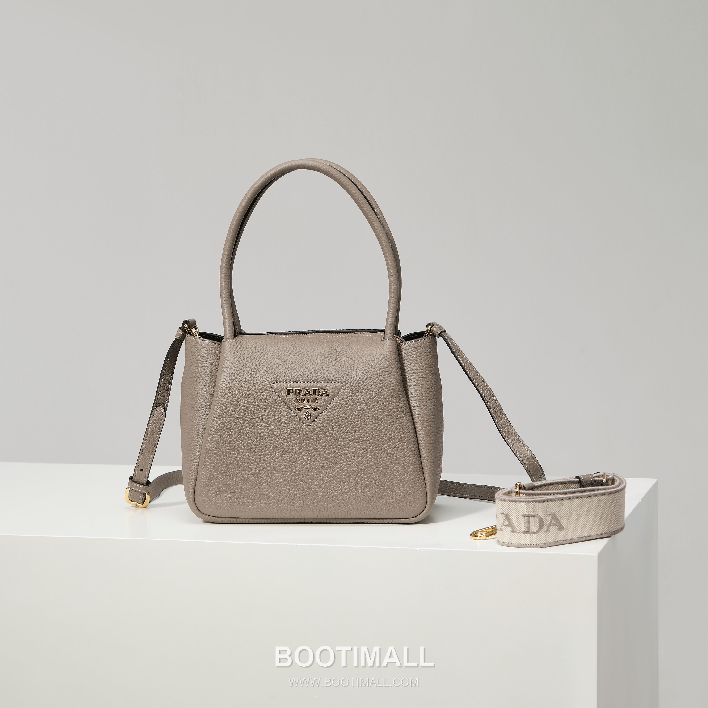 Prada Textured Leather Shoulder Bag with Dual Strap Zip Closure and Metal Logo Detail 프라다 텍스처드 레더 숄더백 듀얼 스트랩 지퍼 클로저 메탈 로고 디테일 1BC145 23cm 1