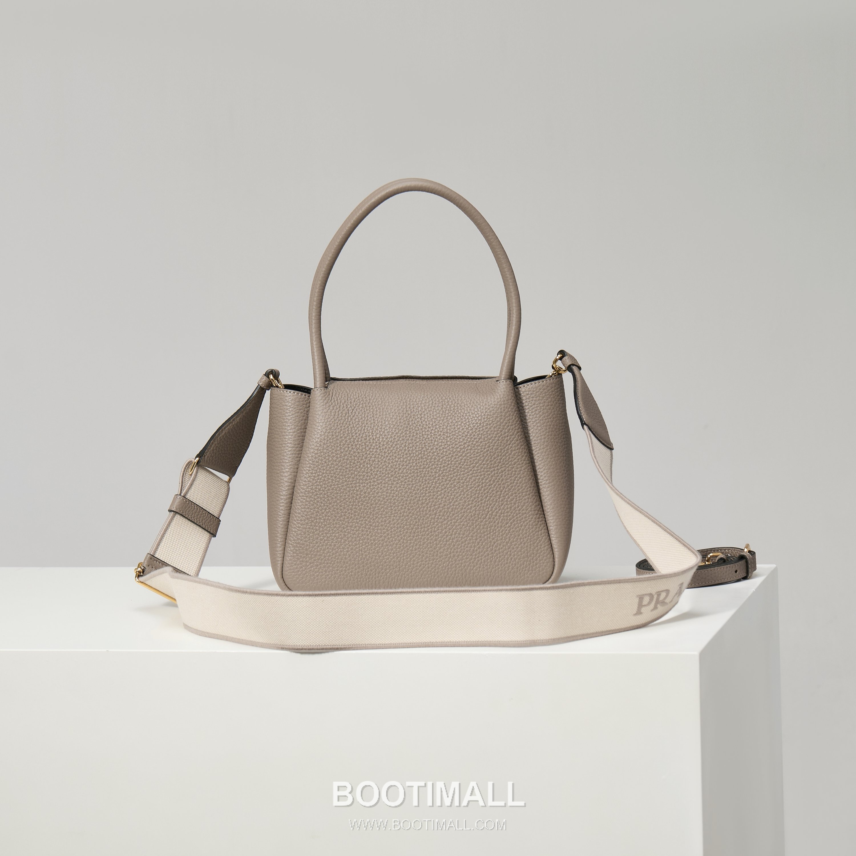 Prada Textured Leather Shoulder Bag with Dual Strap Zip Closure and Metal Logo Detail 프라다 텍스처드 레더 숄더백 듀얼 스트랩 지퍼 클로저 메탈 로고 디테일 1BC145 23cm 2