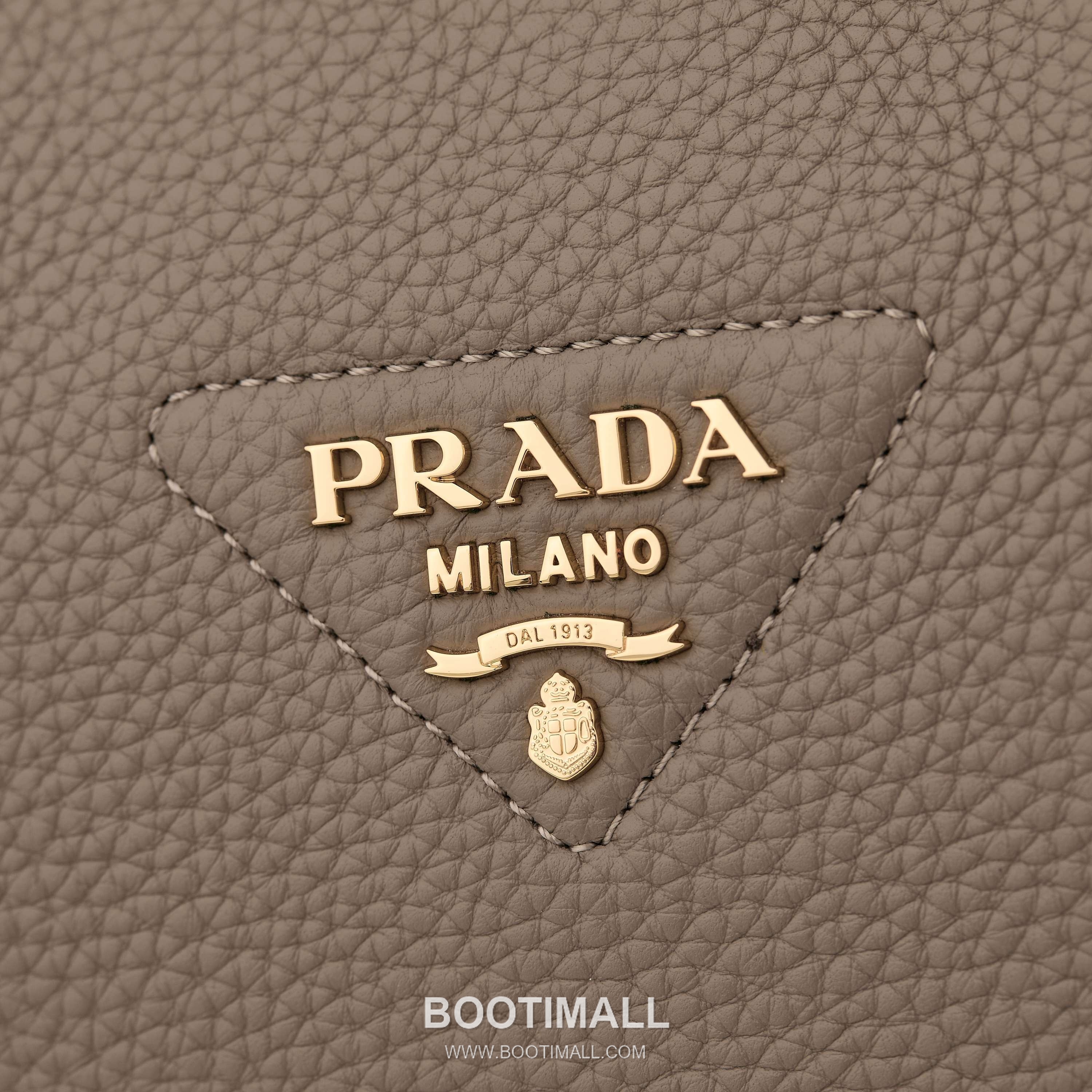 Prada Textured Leather Shoulder Bag with Dual Strap Zip Closure and Metal Logo Detail 프라다 텍스처드 레더 숄더백 듀얼 스트랩 지퍼 클로저 메탈 로고 디테일 1BC145 23cm 5