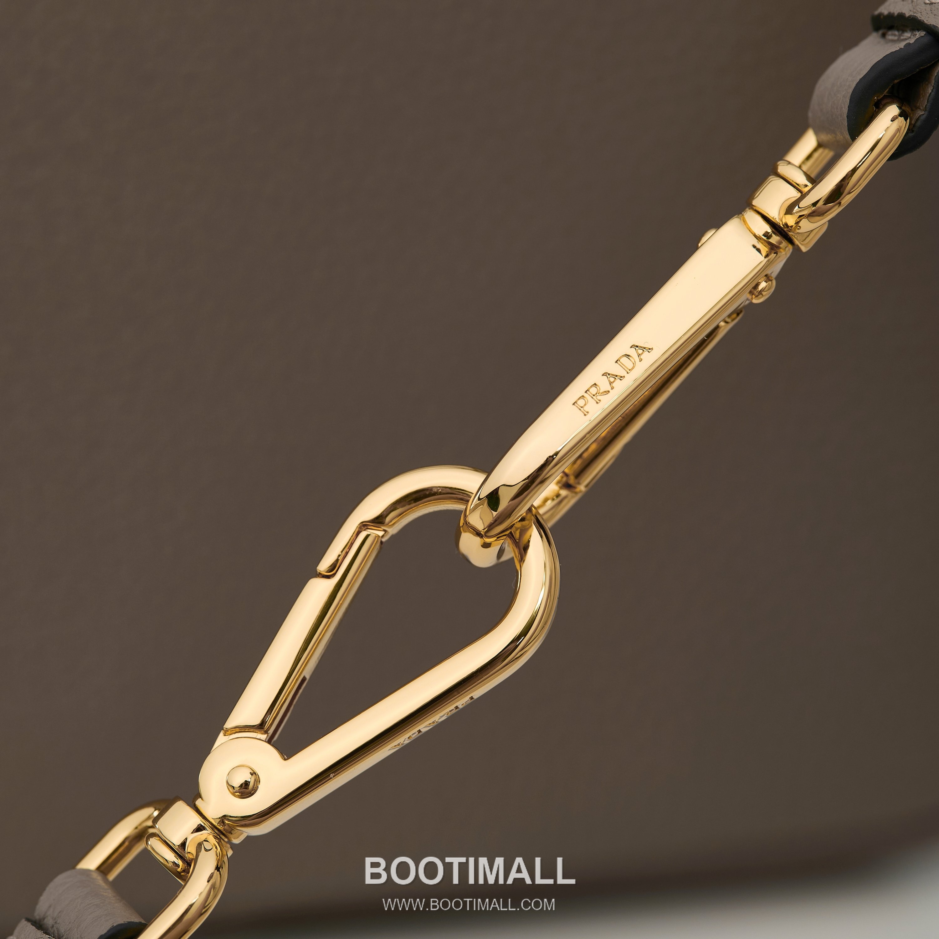 Prada Textured Leather Shoulder Bag with Dual Strap Zip Closure and Metal Logo Detail 프라다 텍스처드 레더 숄더백 듀얼 스트랩 지퍼 클로저 메탈 로고 디테일 1BC145 23cm 6