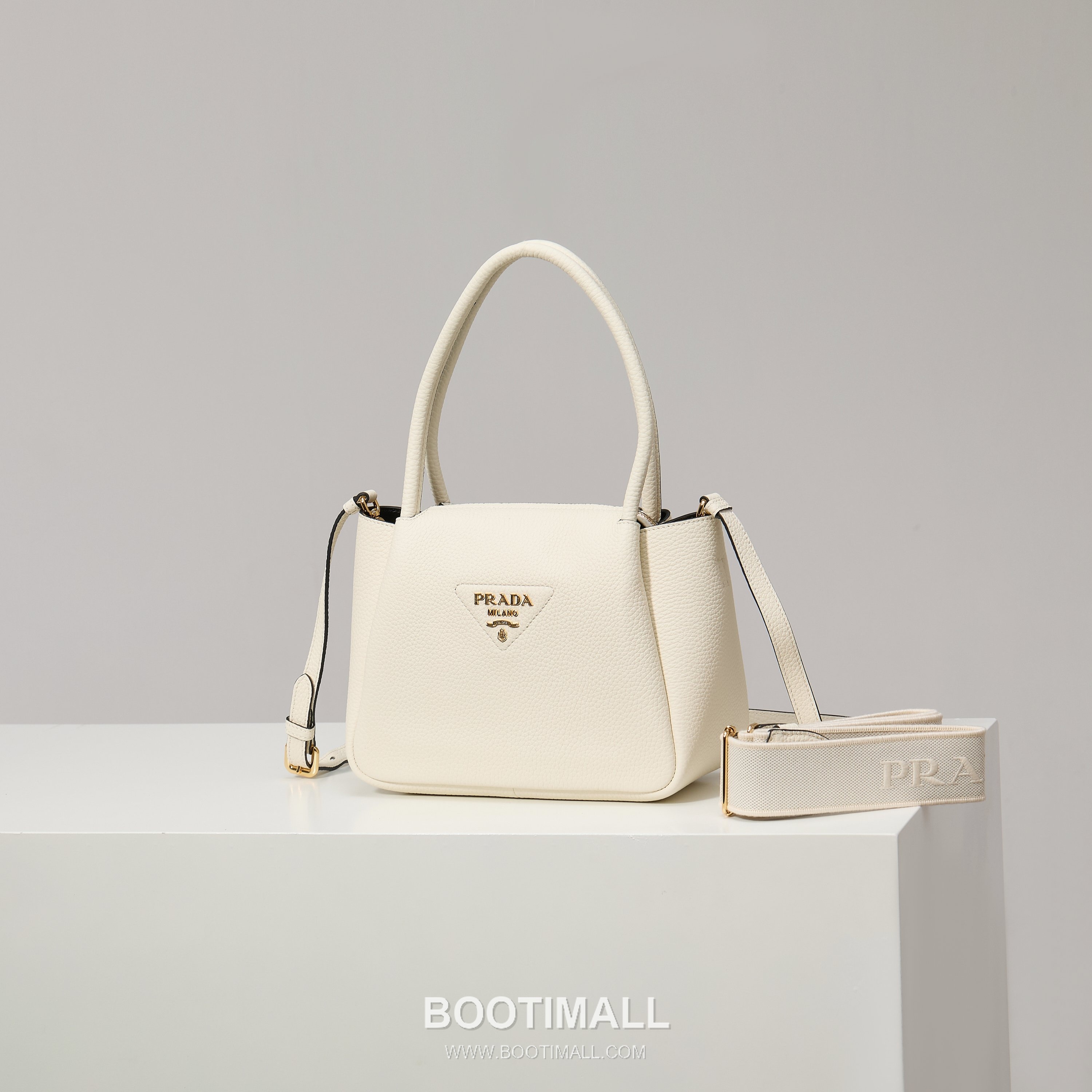 Prada Textured Leather Shoulder Bag with Dual Strap Zip Closure and Metal Logo Detail 프라다 텍스처드 레더 숄더백 듀얼 스트랩 지퍼 클로저 메탈 로고 디테일 1BC145 23cm 1