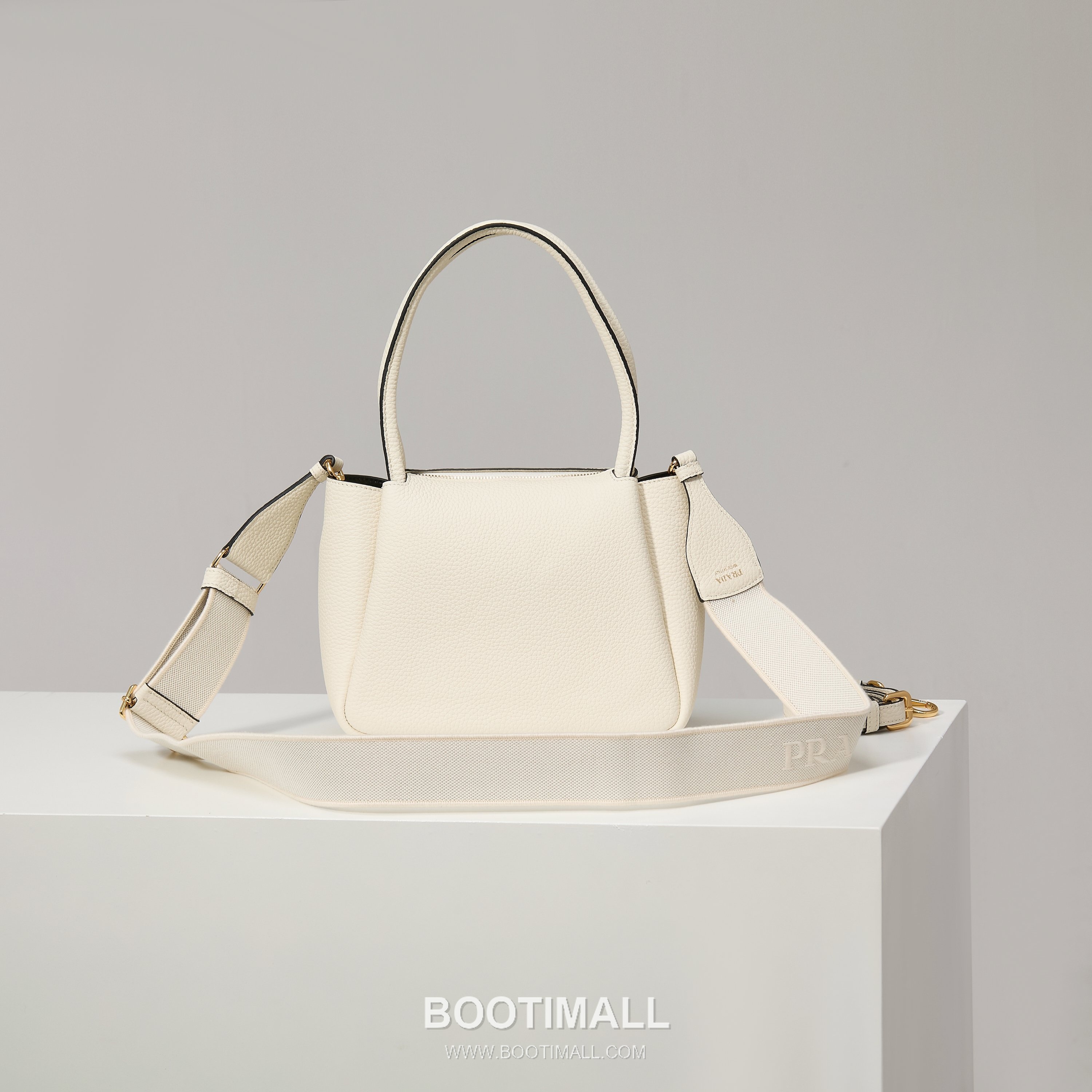 Prada Textured Leather Shoulder Bag with Dual Strap Zip Closure and Metal Logo Detail 프라다 텍스처드 레더 숄더백 듀얼 스트랩 지퍼 클로저 메탈 로고 디테일 1BC145 23cm 2