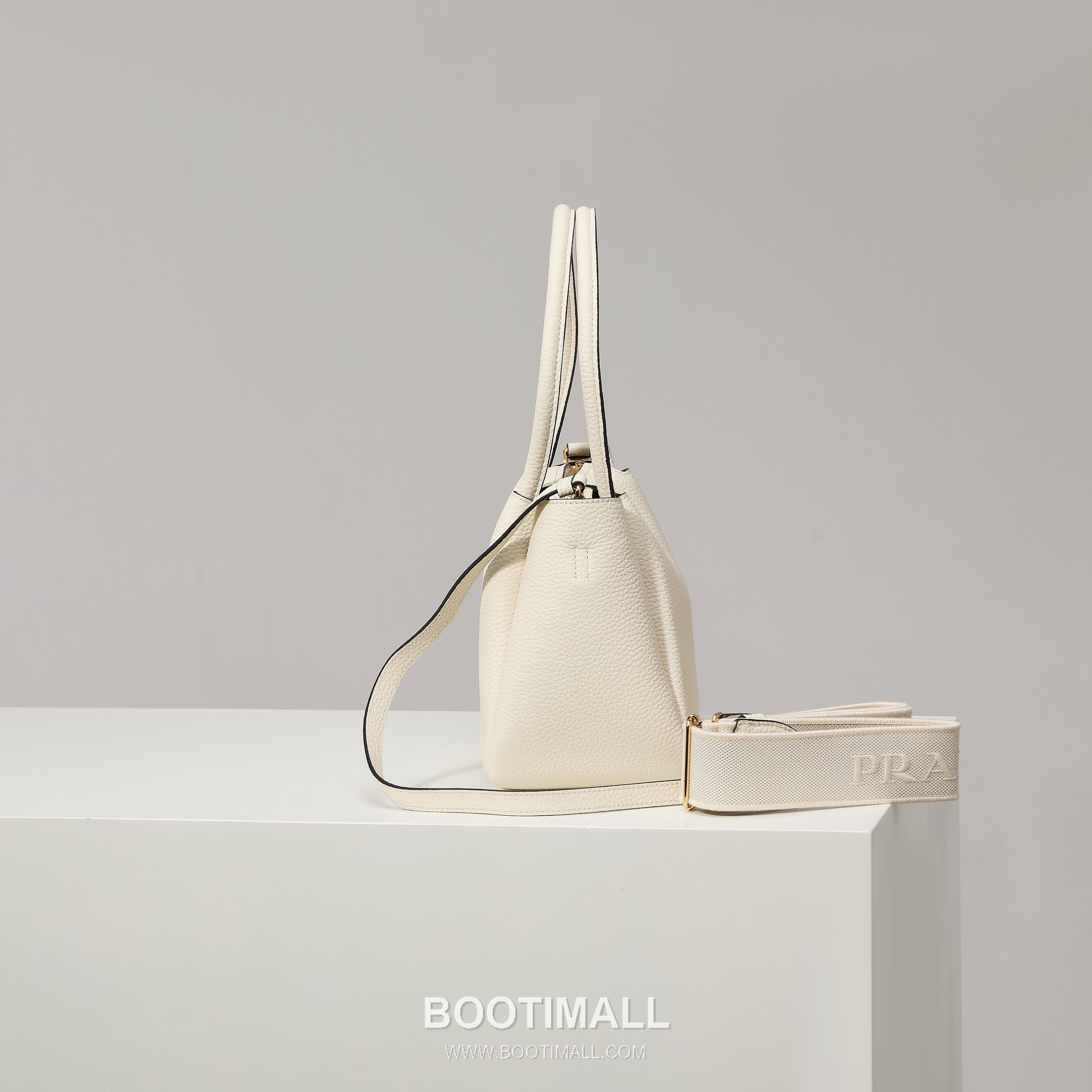 Prada Textured Leather Shoulder Bag with Dual Strap Zip Closure and Metal Logo Detail 프라다 텍스처드 레더 숄더백 듀얼 스트랩 지퍼 클로저 메탈 로고 디테일 1BC145 23cm 3