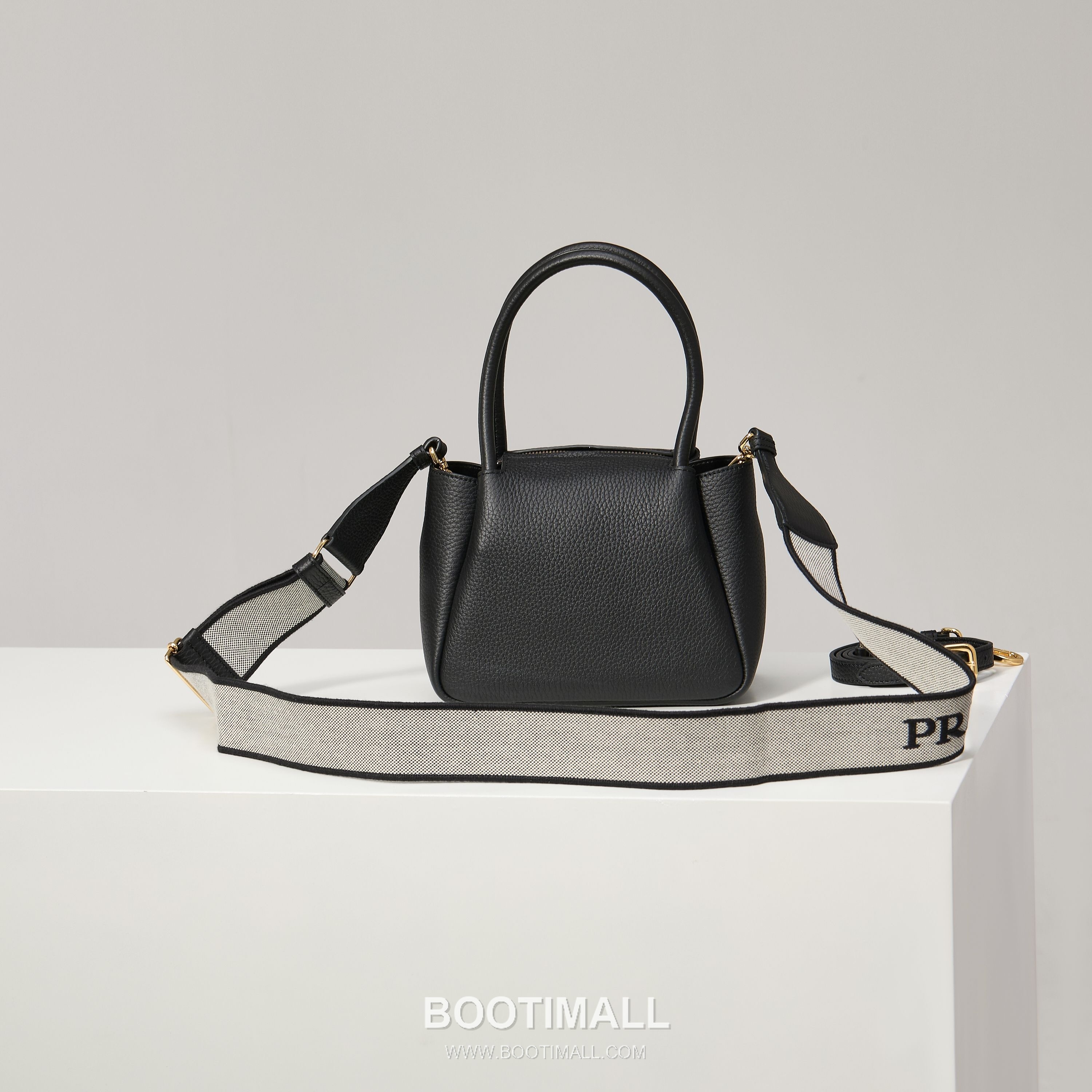 Prada Textured Leather Mini Top Handle Bag with Dual Strap Zip Closure and Logo Detail 프라다 텍스처드 레더 미니 탑핸들 숄더백 듀얼 스트랩 지퍼 클로저 로고 디테일 1BA362 18cm 2