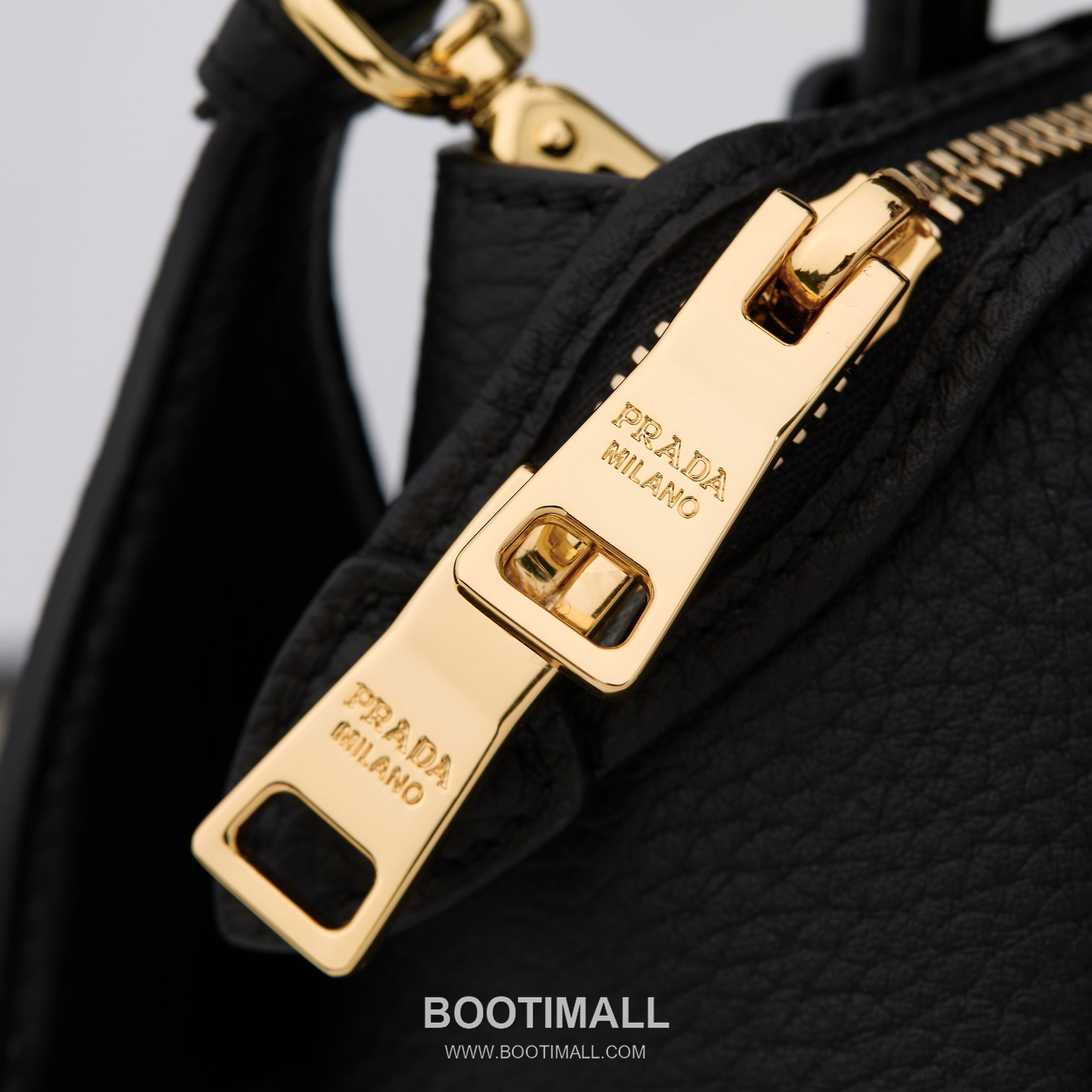 Prada Textured Leather Mini Top Handle Bag with Dual Strap Zip Closure and Logo Detail 프라다 텍스처드 레더 미니 탑핸들 숄더백 듀얼 스트랩 지퍼 클로저 로고 디테일 1BA362 18cm 7