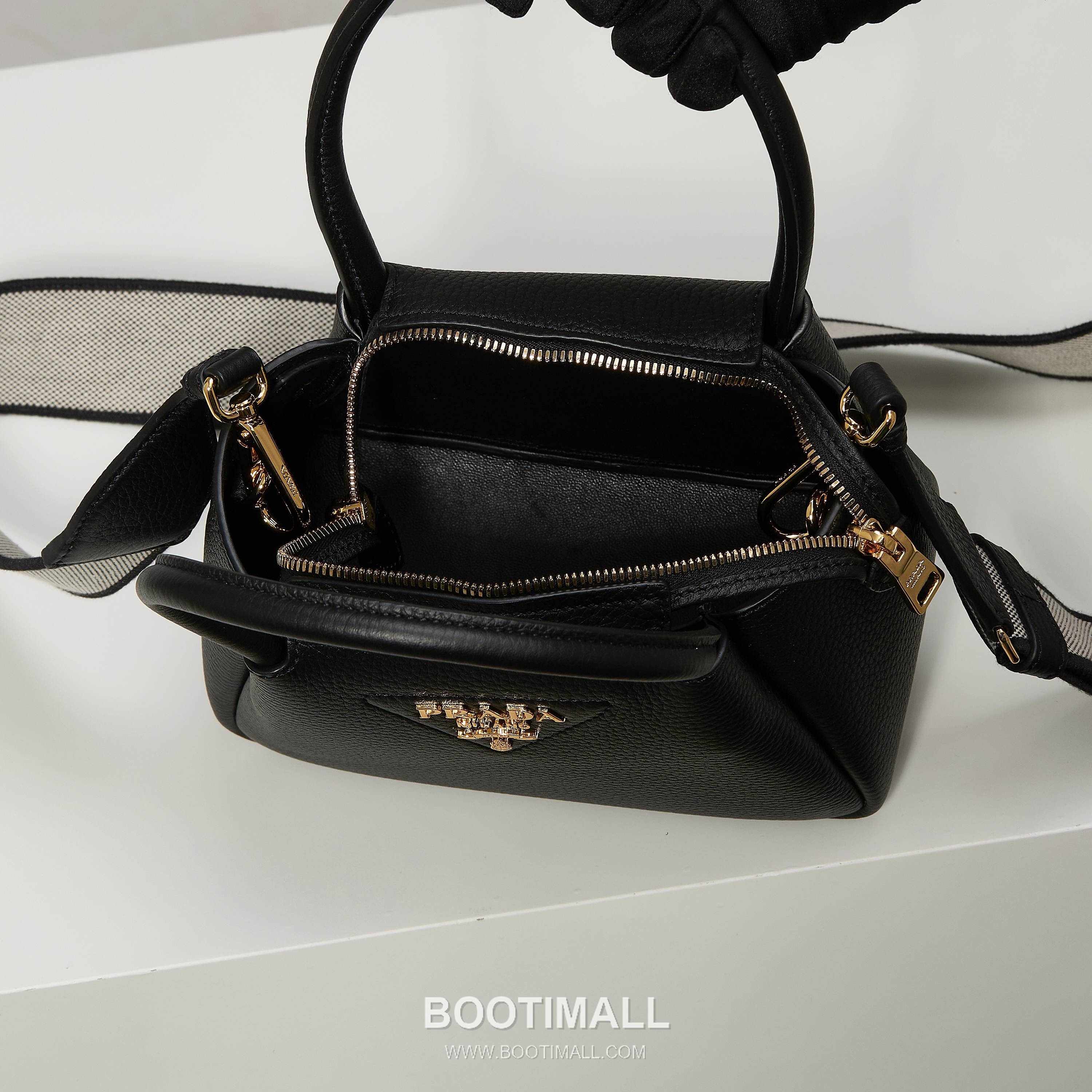 Prada Textured Leather Mini Top Handle Bag with Dual Strap Zip Closure and Logo Detail 프라다 텍스처드 레더 미니 탑핸들 숄더백 듀얼 스트랩 지퍼 클로저 로고 디테일 1BA362 18cm 9