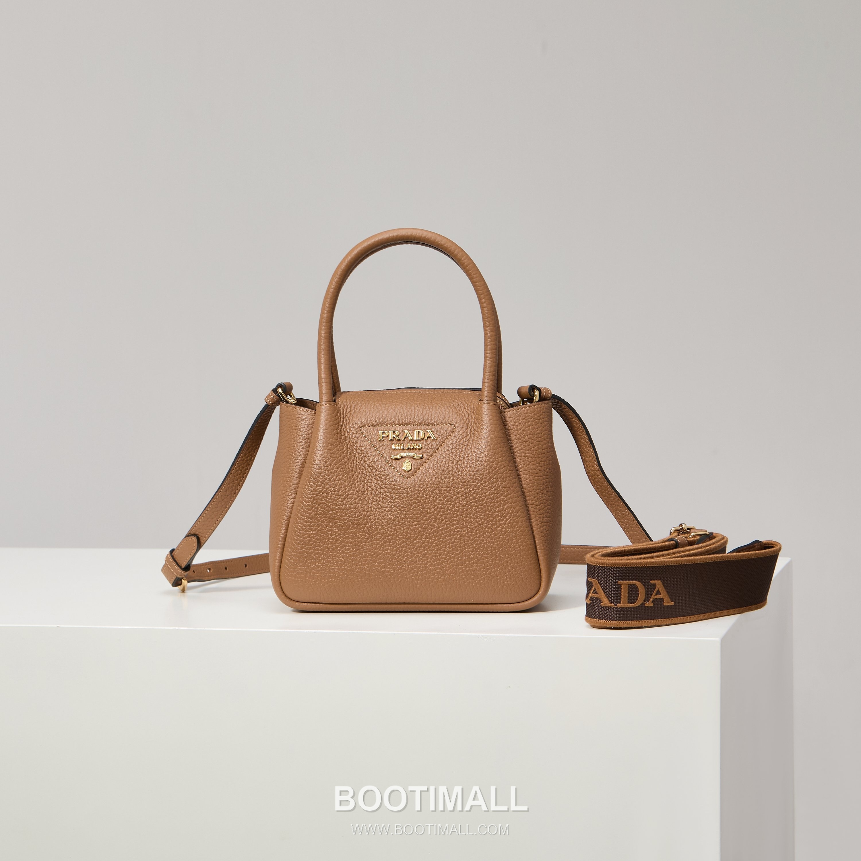 Prada Textured Leather Mini Top Handle Bag with Dual Strap Zip Closure and Logo Detail 프라다 텍스처드 레더 미니 탑핸들 숄더백 듀얼 스트랩 지퍼 클로저 로고 디테일 1BA362 18cm 1