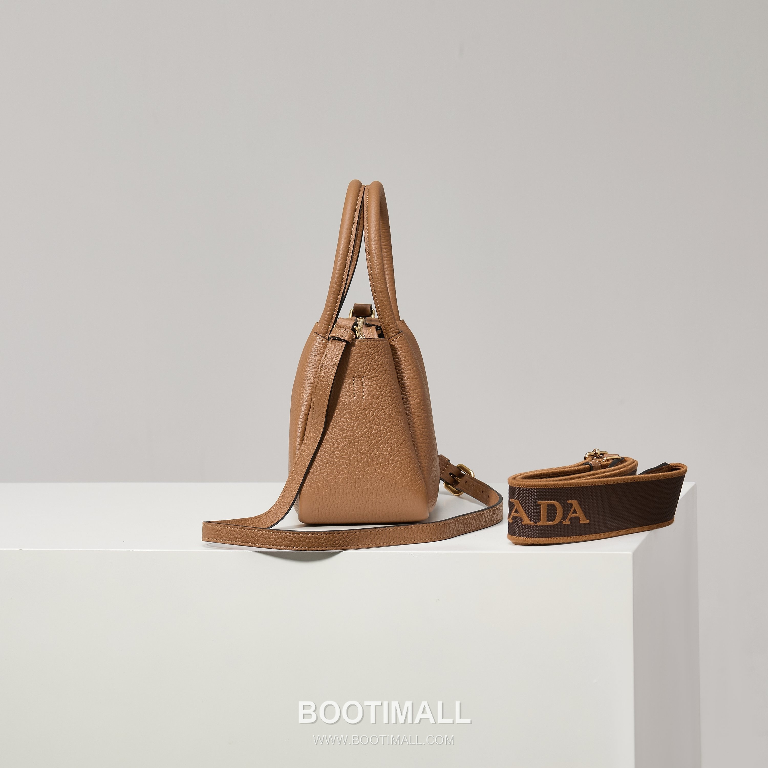 Prada Textured Leather Mini Top Handle Bag with Dual Strap Zip Closure and Logo Detail 프라다 텍스처드 레더 미니 탑핸들 숄더백 듀얼 스트랩 지퍼 클로저 로고 디테일 1BA362 18cm 3