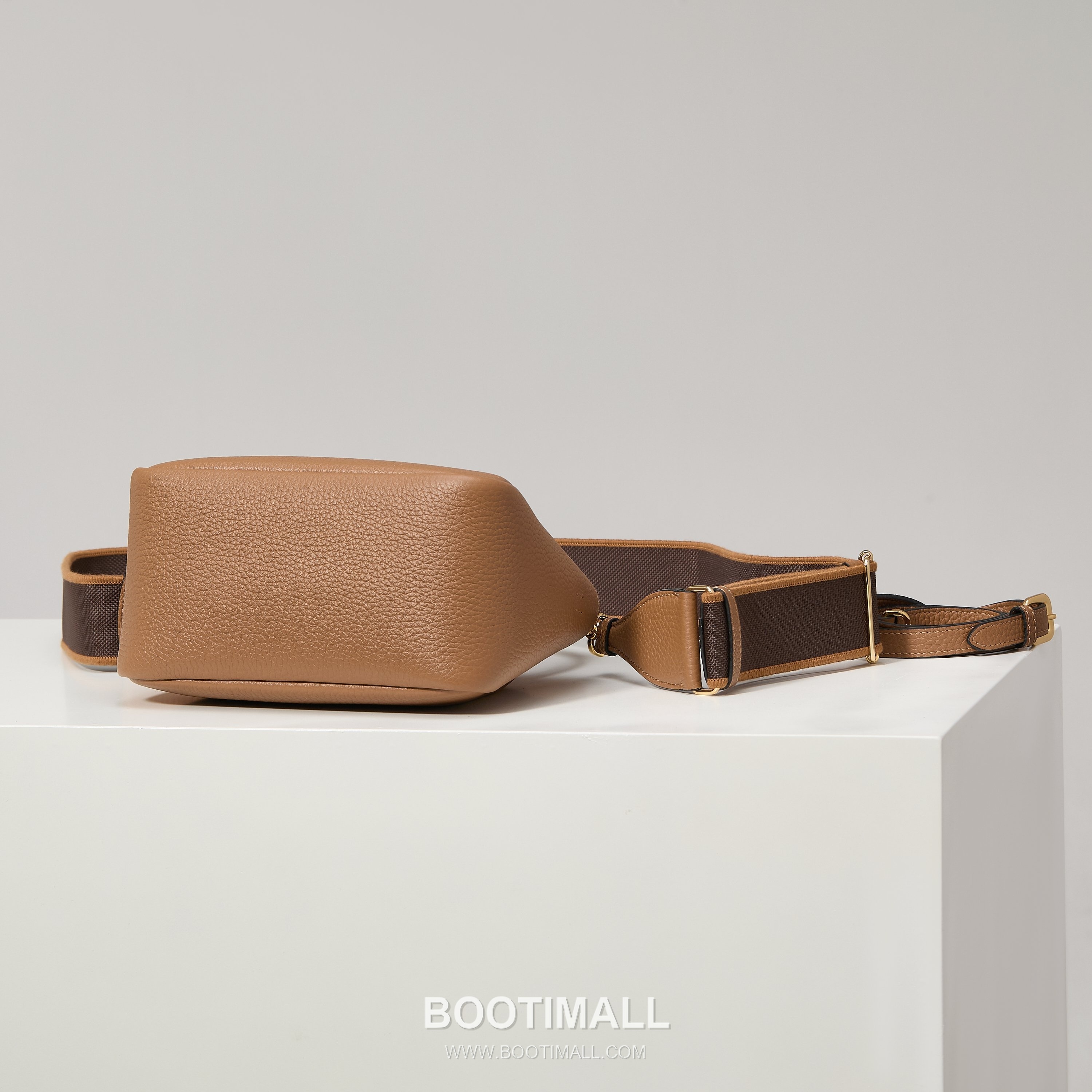 Prada Textured Leather Mini Top Handle Bag with Dual Strap Zip Closure and Logo Detail 프라다 텍스처드 레더 미니 탑핸들 숄더백 듀얼 스트랩 지퍼 클로저 로고 디테일 1BA362 18cm 4