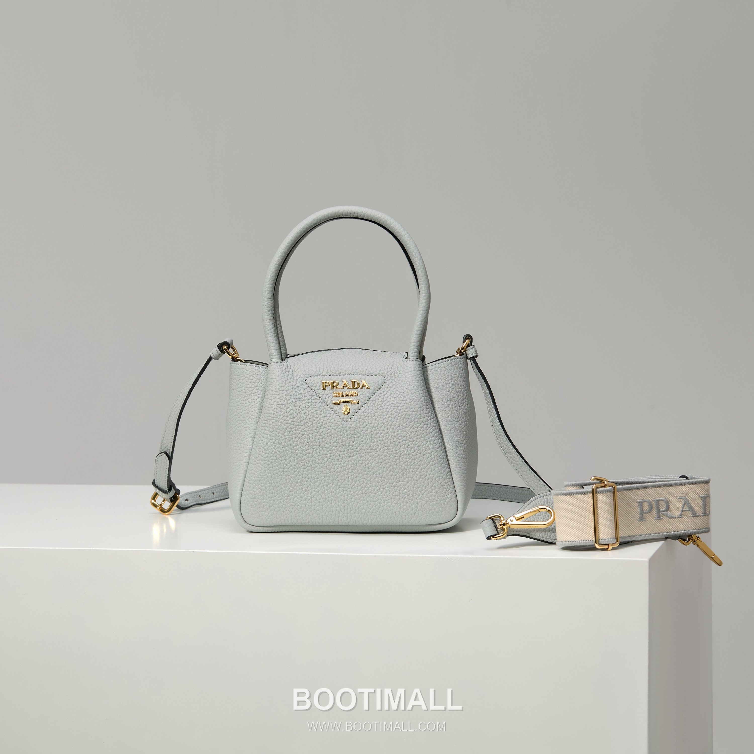 Prada Textured Leather Mini Top Handle Bag with Dual Strap Zip Closure and Logo Detail 프라다 텍스처드 레더 미니 탑핸들 숄더백 듀얼 스트랩 지퍼 클로저 로고 디테일 1BA362 18cm 1