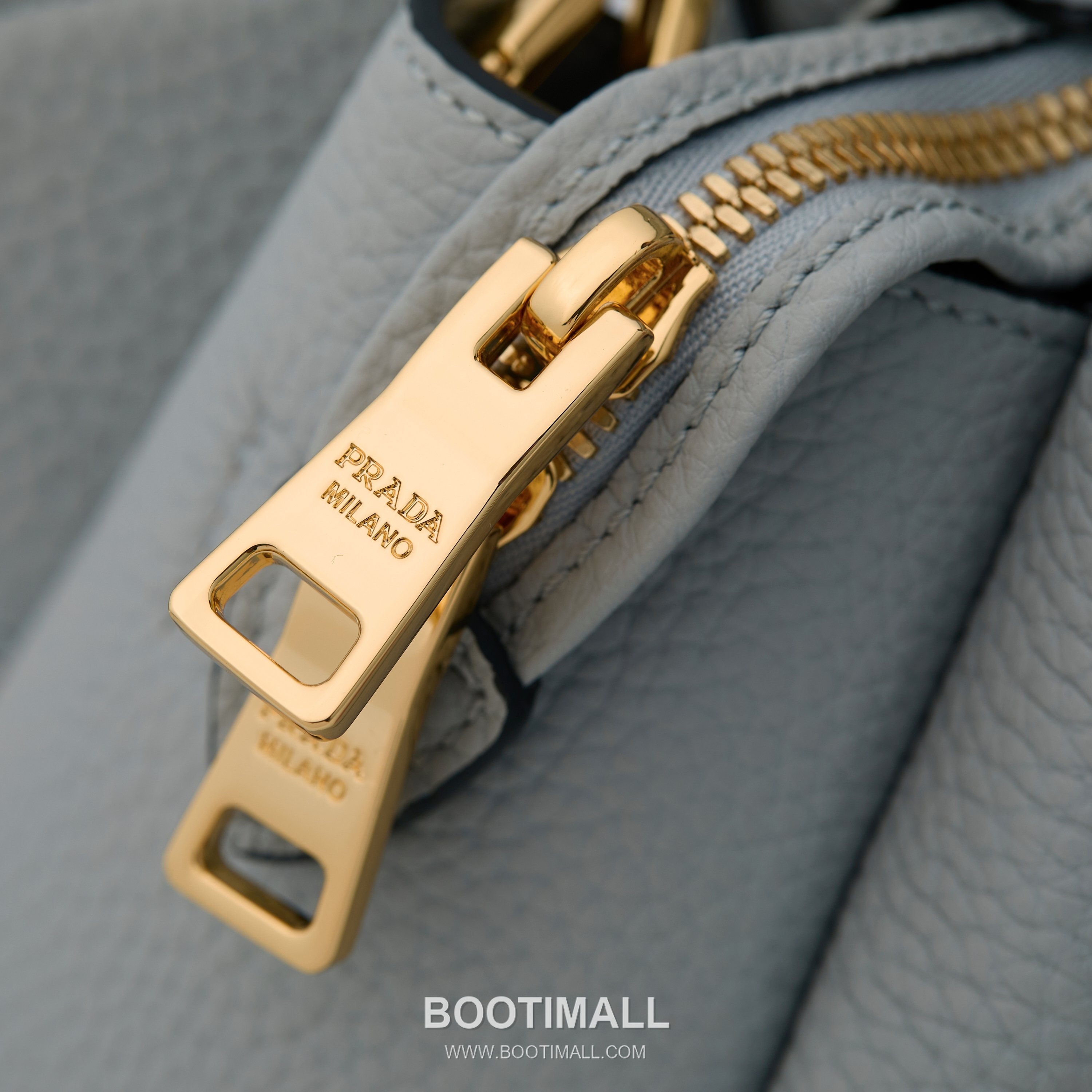 Prada Textured Leather Mini Top Handle Bag with Dual Strap Zip Closure and Logo Detail 프라다 텍스처드 레더 미니 탑핸들 숄더백 듀얼 스트랩 지퍼 클로저 로고 디테일 1BA362 18cm 7