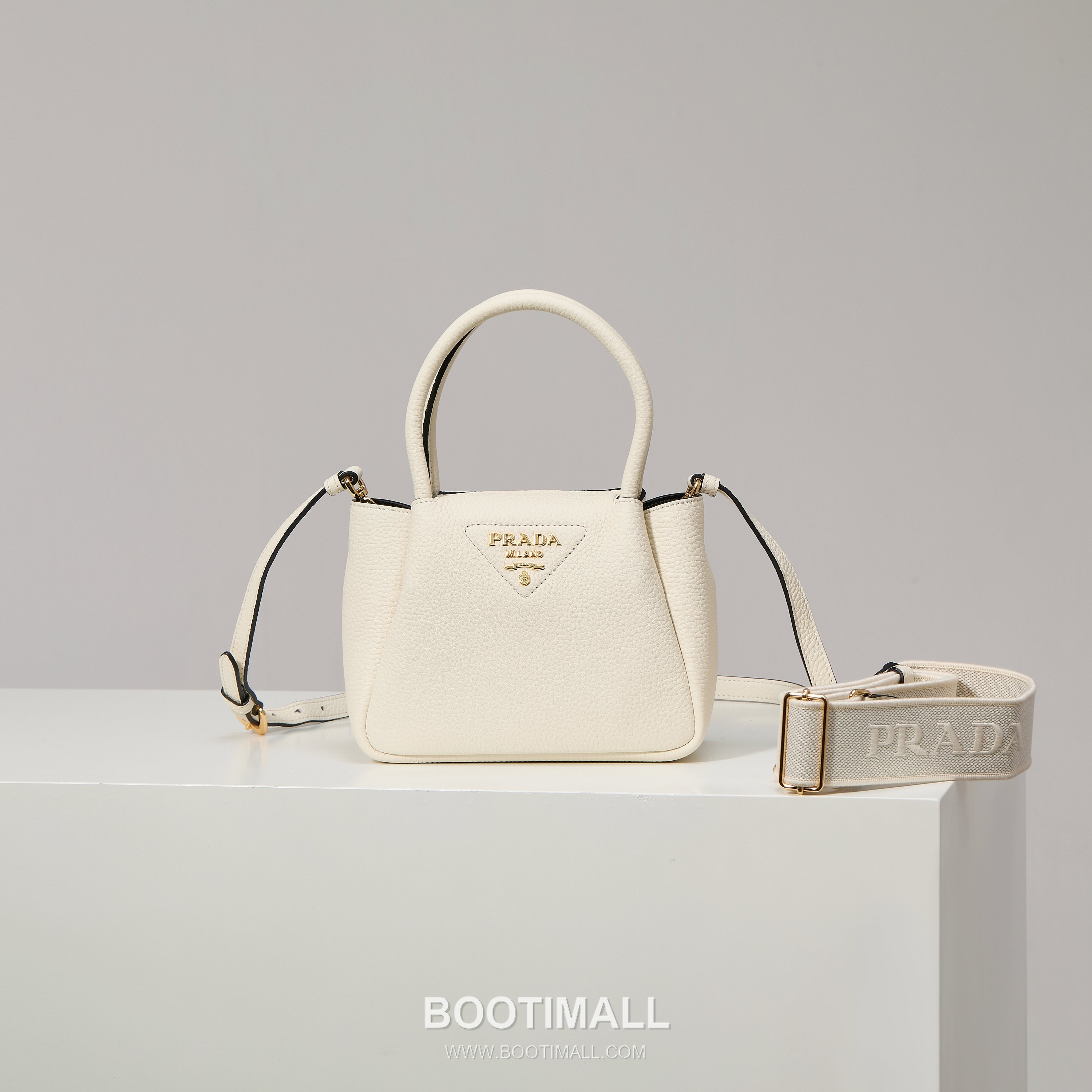 Prada Textured Leather Mini Top Handle Bag with Dual Strap Zip Closure and Logo Detail 프라다 텍스처드 레더 미니 탑핸들 숄더백 듀얼 스트랩 지퍼 클로저 로고 디테일 1BA362 18cm 1