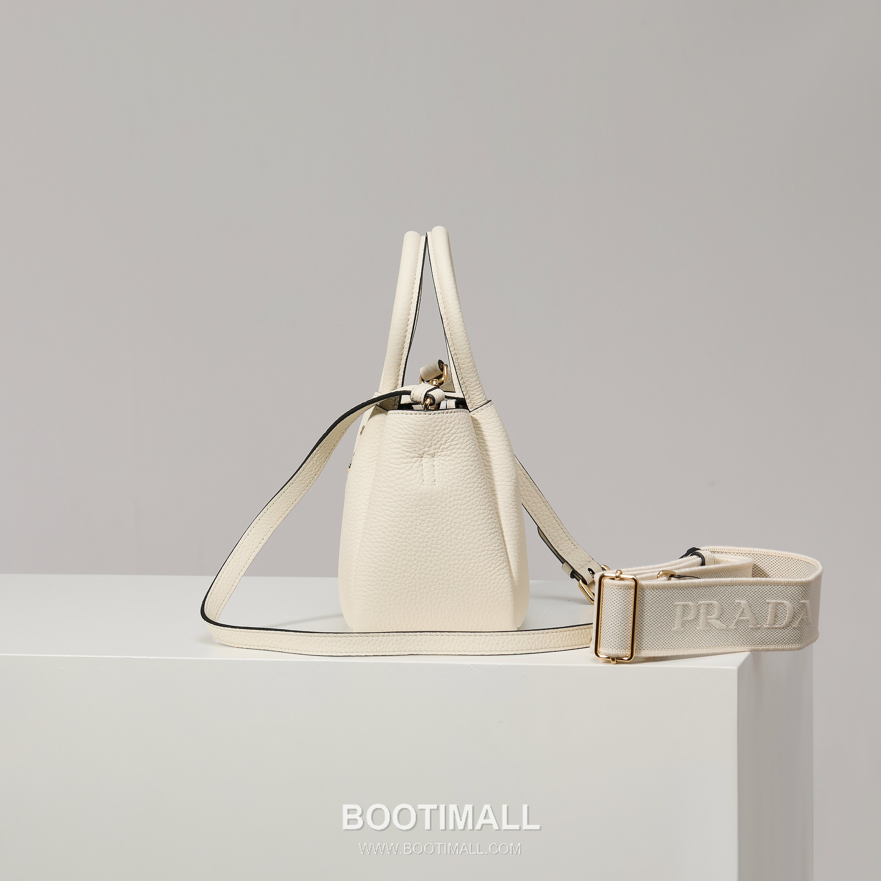 Prada Textured Leather Mini Top Handle Bag with Dual Strap Zip Closure and Logo Detail 프라다 텍스처드 레더 미니 탑핸들 숄더백 듀얼 스트랩 지퍼 클로저 로고 디테일 1BA362 18cm 3