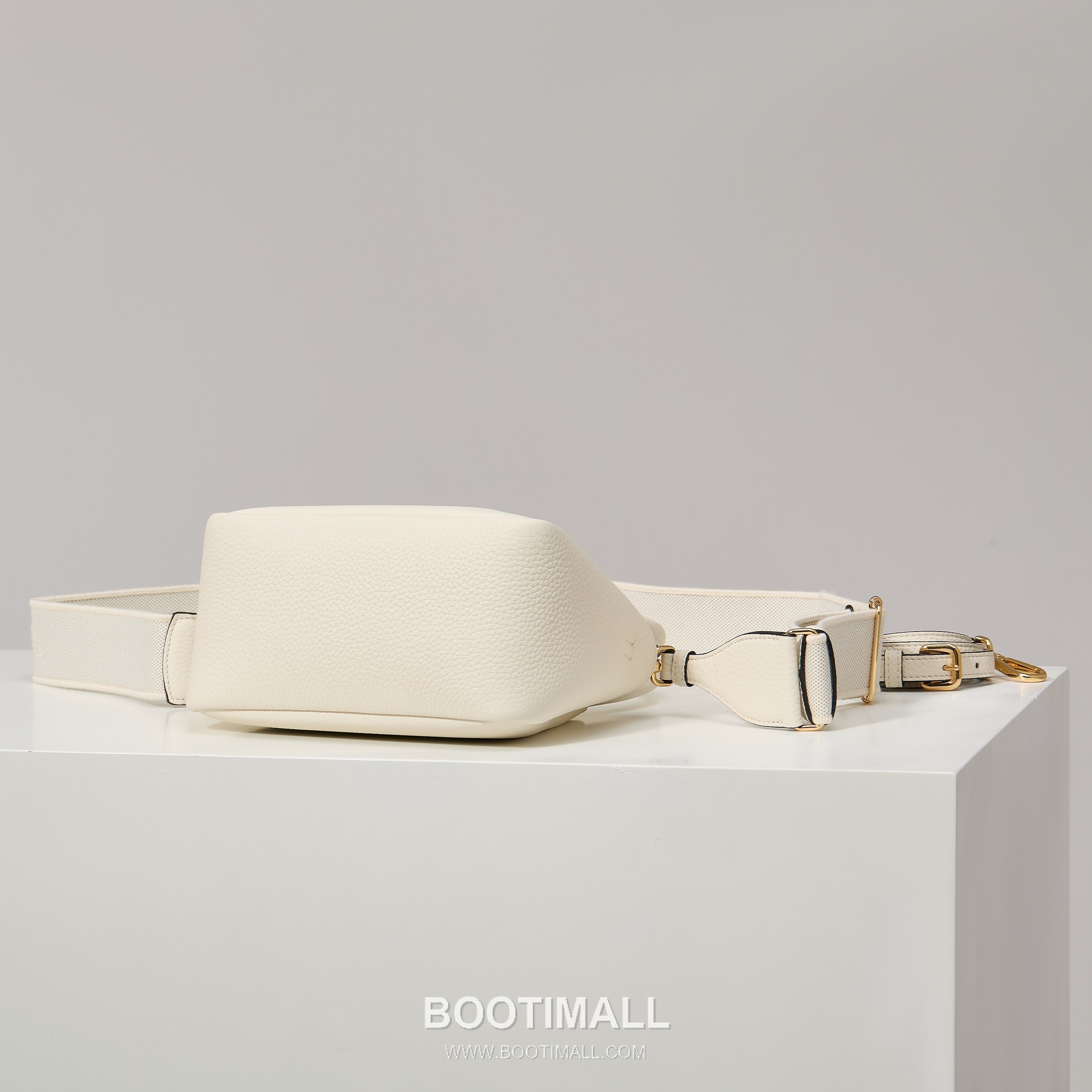 Prada Textured Leather Mini Top Handle Bag with Dual Strap Zip Closure and Logo Detail 프라다 텍스처드 레더 미니 탑핸들 숄더백 듀얼 스트랩 지퍼 클로저 로고 디테일 1BA362 18cm 4