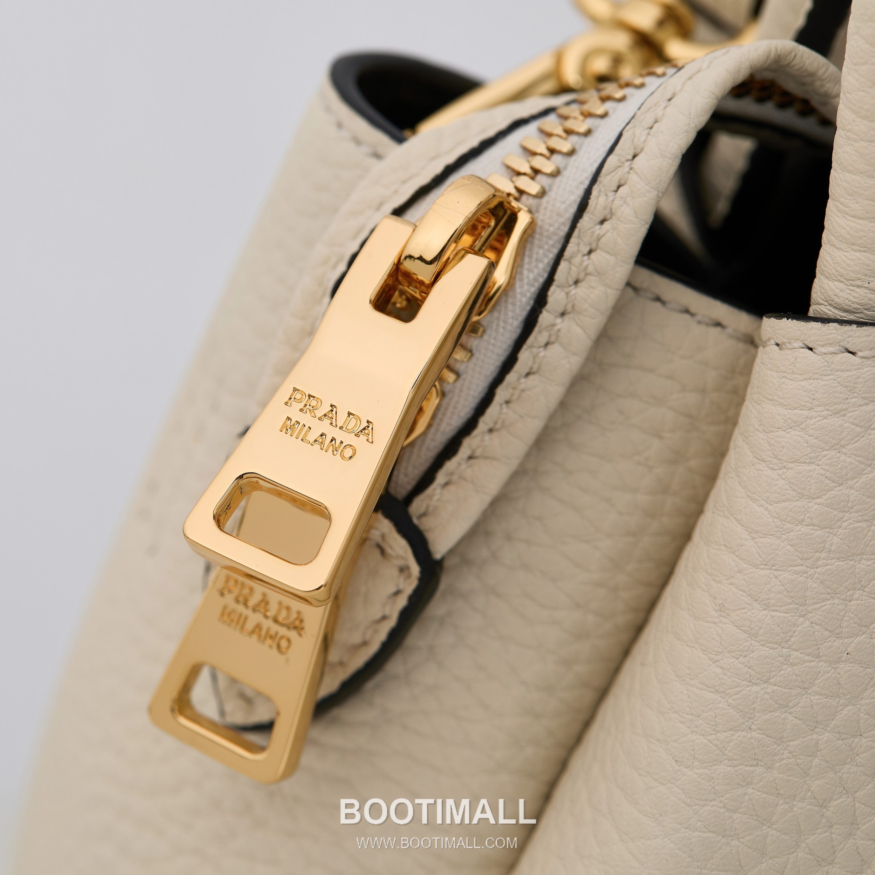 Prada Textured Leather Mini Top Handle Bag with Dual Strap Zip Closure and Logo Detail 프라다 텍스처드 레더 미니 탑핸들 숄더백 듀얼 스트랩 지퍼 클로저 로고 디테일 1BA362 18cm 7