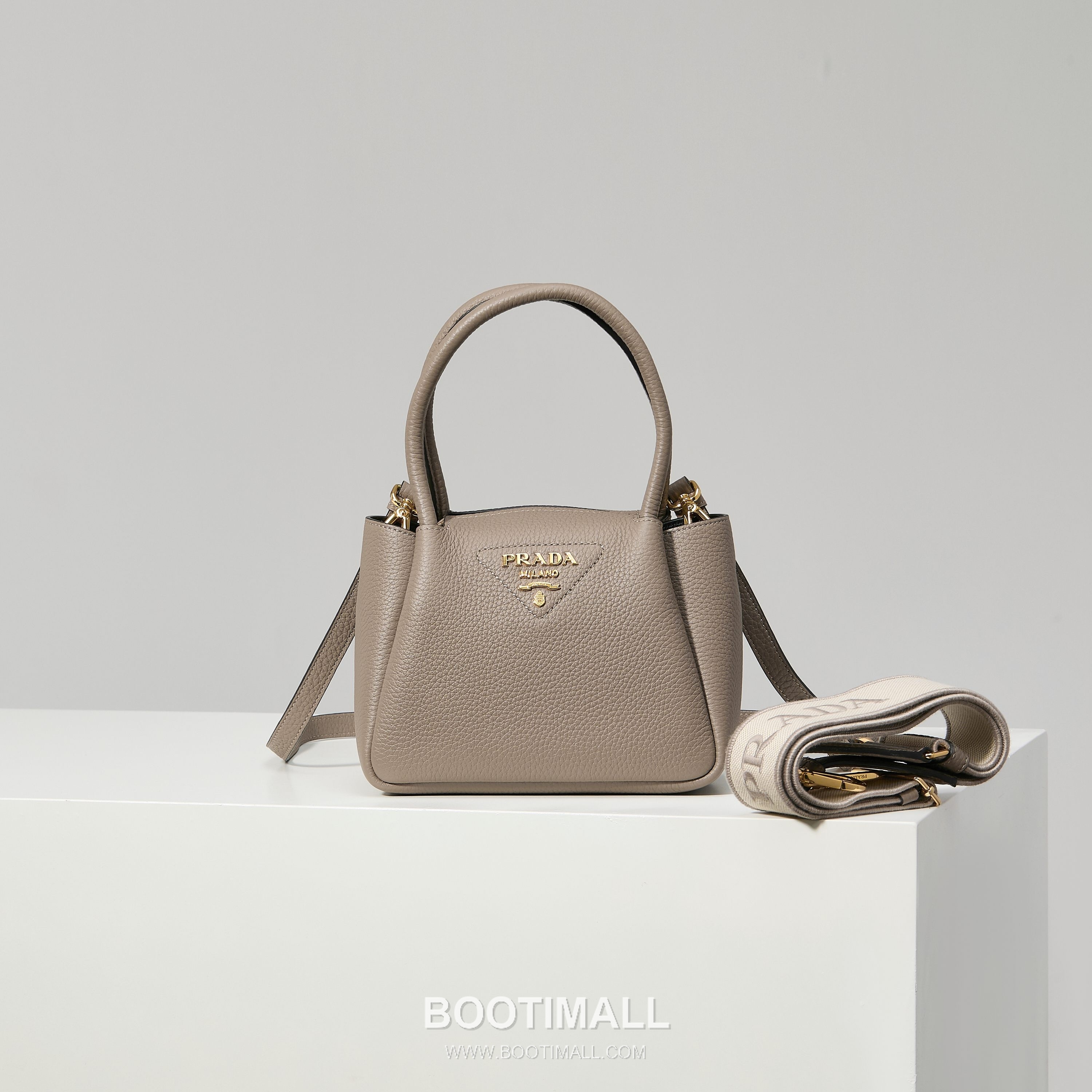 Prada Textured Leather Mini Top Handle Bag with Dual Strap Zip Closure and Logo Detail 프라다 텍스처드 레더 미니 탑핸들 숄더백 듀얼 스트랩 지퍼 클로저 로고 디테일 1BA362 18cm 1