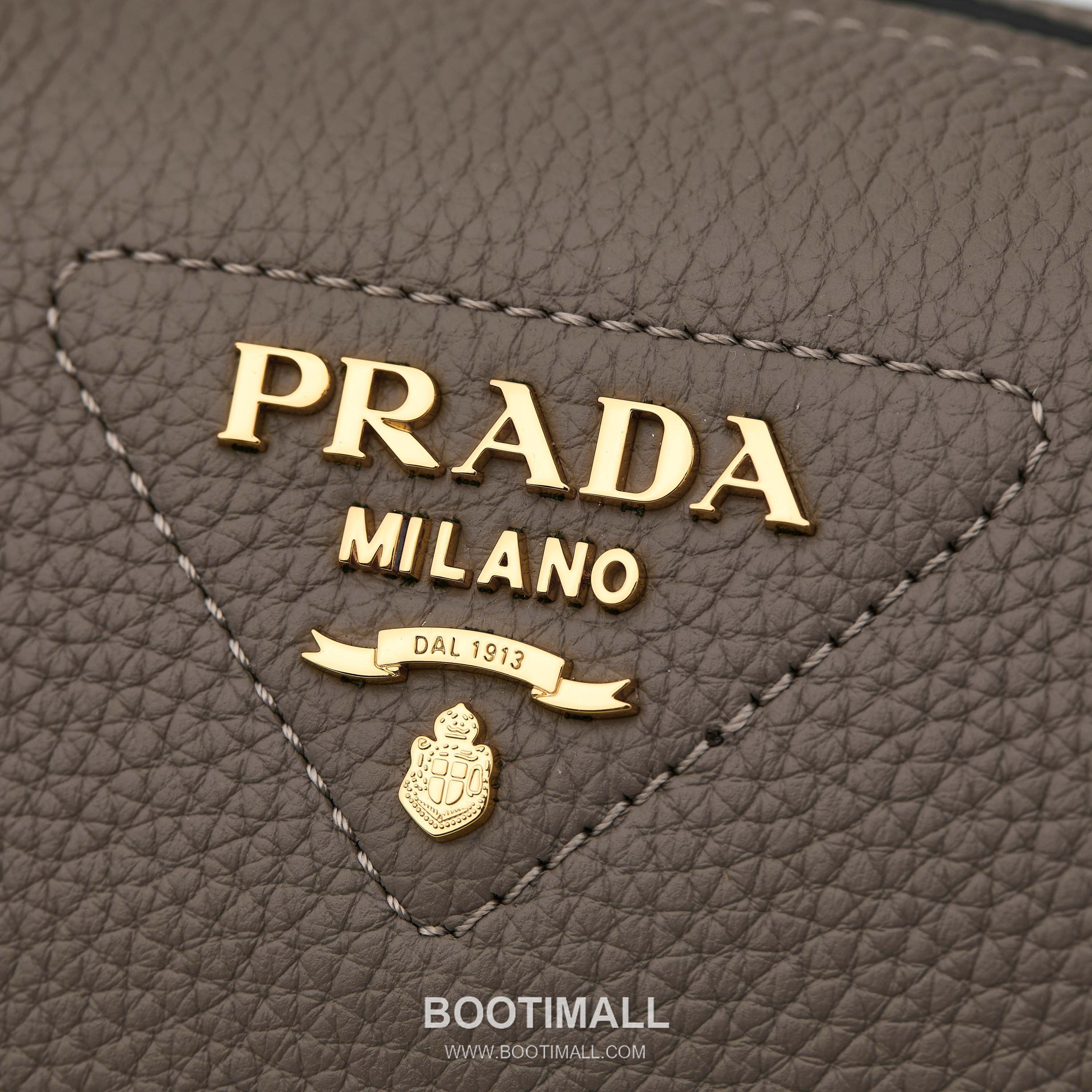 Prada Textured Leather Mini Top Handle Bag with Dual Strap Zip Closure and Logo Detail 프라다 텍스처드 레더 미니 탑핸들 숄더백 듀얼 스트랩 지퍼 클로저 로고 디테일 1BA362 18cm 5