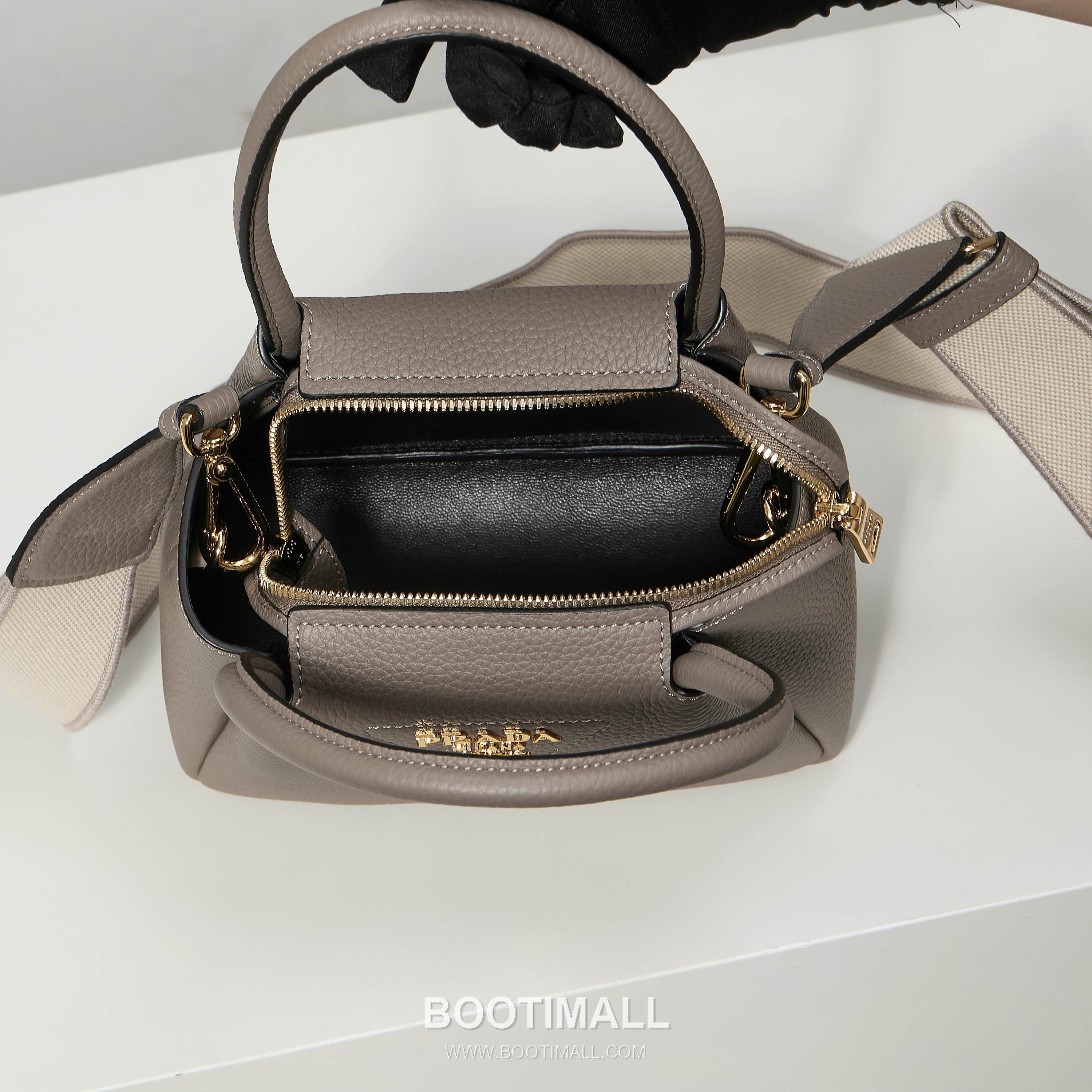 Prada Textured Leather Mini Top Handle Bag with Dual Strap Zip Closure and Logo Detail 프라다 텍스처드 레더 미니 탑핸들 숄더백 듀얼 스트랩 지퍼 클로저 로고 디테일 1BA362 18cm 9
