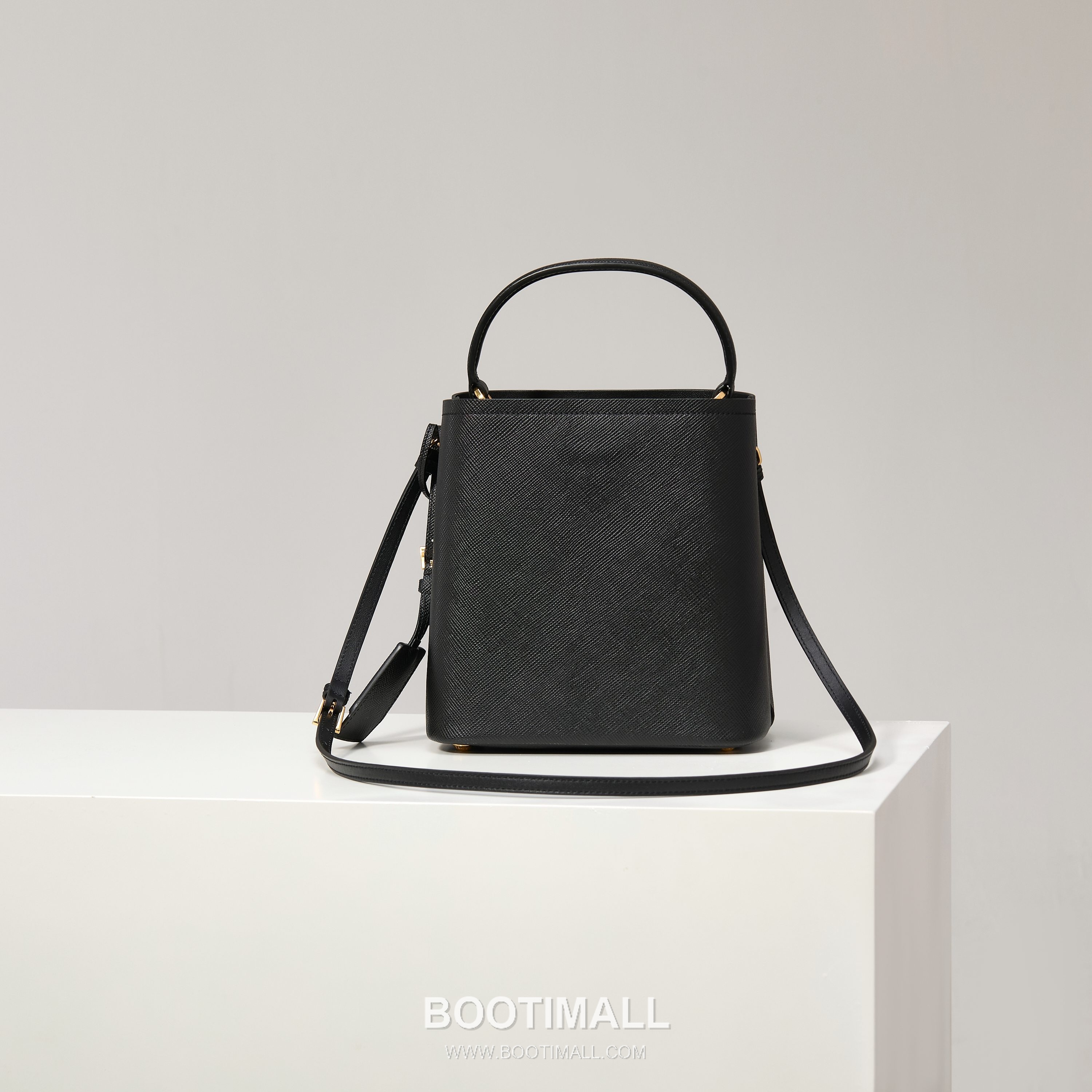 Prada Saffiano Leather Bucket Bag with Detachable Strap Name Tag and Triangle Logo Detail 프라다 사피아노 가죽 버킷백 탈부착 스트랩 네임태그 트라이앵글 로고 디테일 1BA212 22cm 2