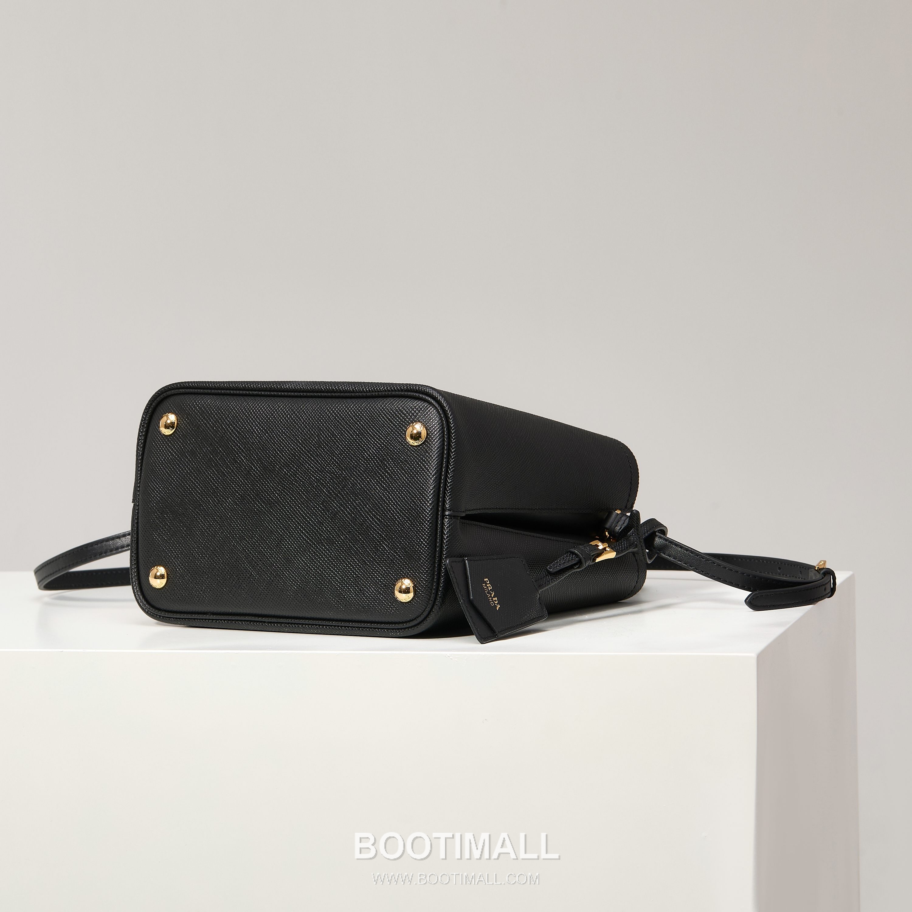 Prada Saffiano Leather Bucket Bag with Detachable Strap Name Tag and Triangle Logo Detail 프라다 사피아노 가죽 버킷백 탈부착 스트랩 네임태그 트라이앵글 로고 디테일 1BA212 22cm 4