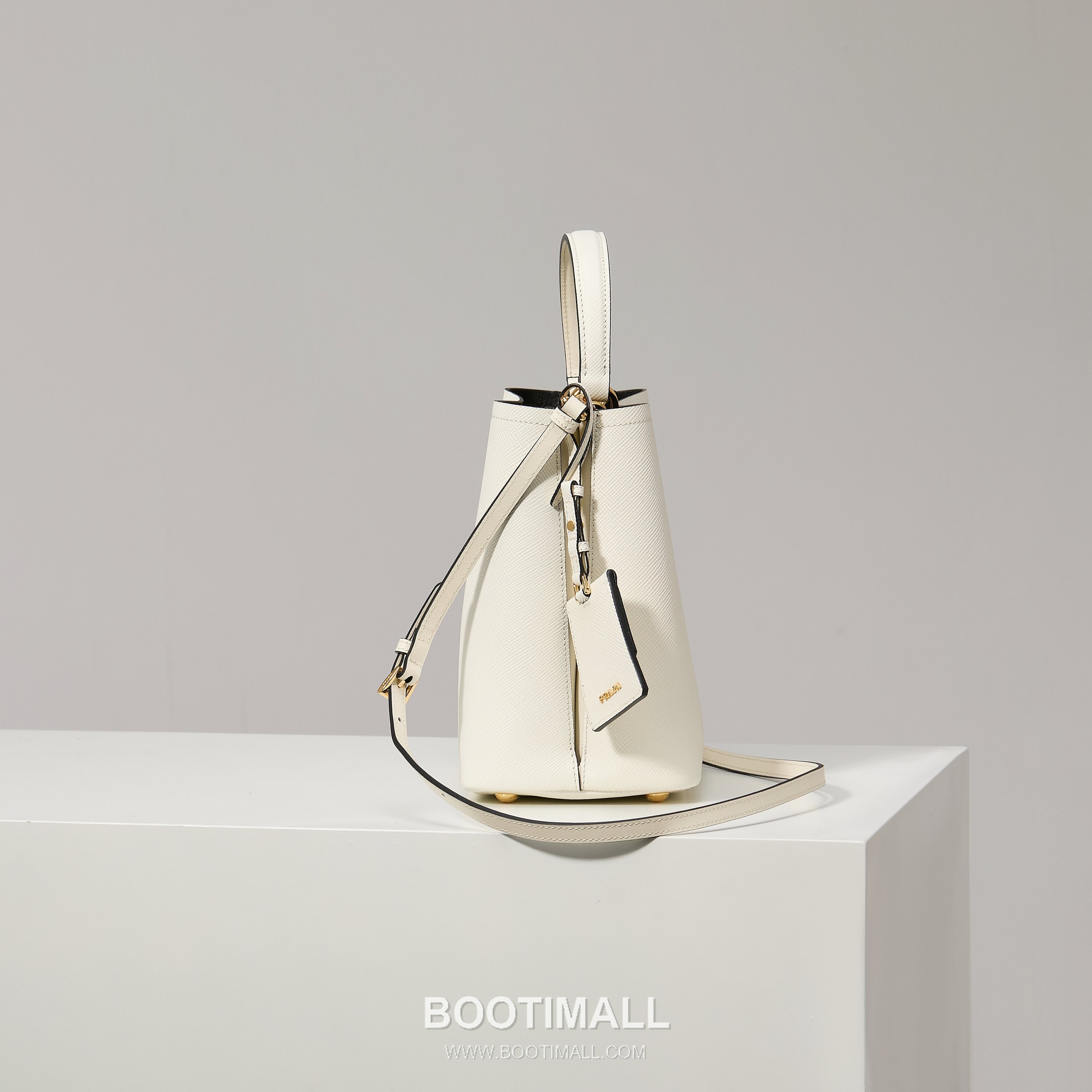 Prada Saffiano Leather Bucket Bag with Detachable Strap Name Tag and Triangle Logo Detail 프라다 사피아노 가죽 버킷백 탈부착 스트랩 네임태그 트라이앵글 로고 디테일 1BA212 22cm 3