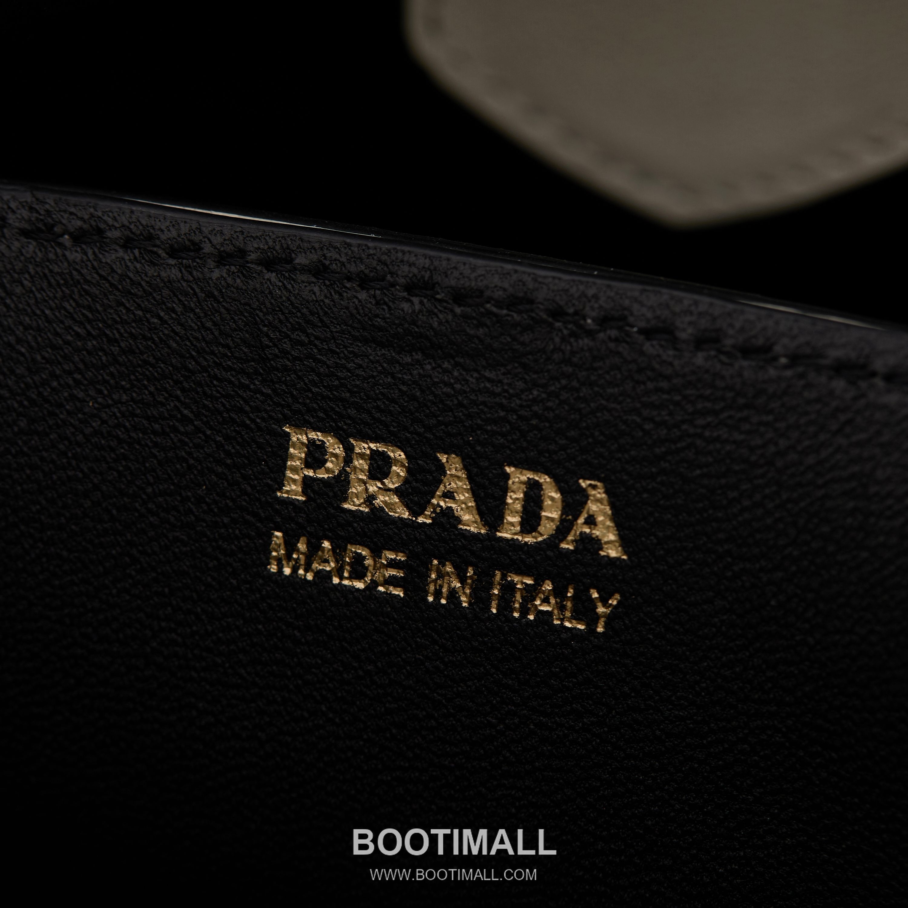 Prada Saffiano Leather Bucket Bag with Detachable Strap Name Tag and Triangle Logo Detail 프라다 사피아노 가죽 버킷백 탈부착 스트랩 네임태그 트라이앵글 로고 디테일 1BA212 22cm 8