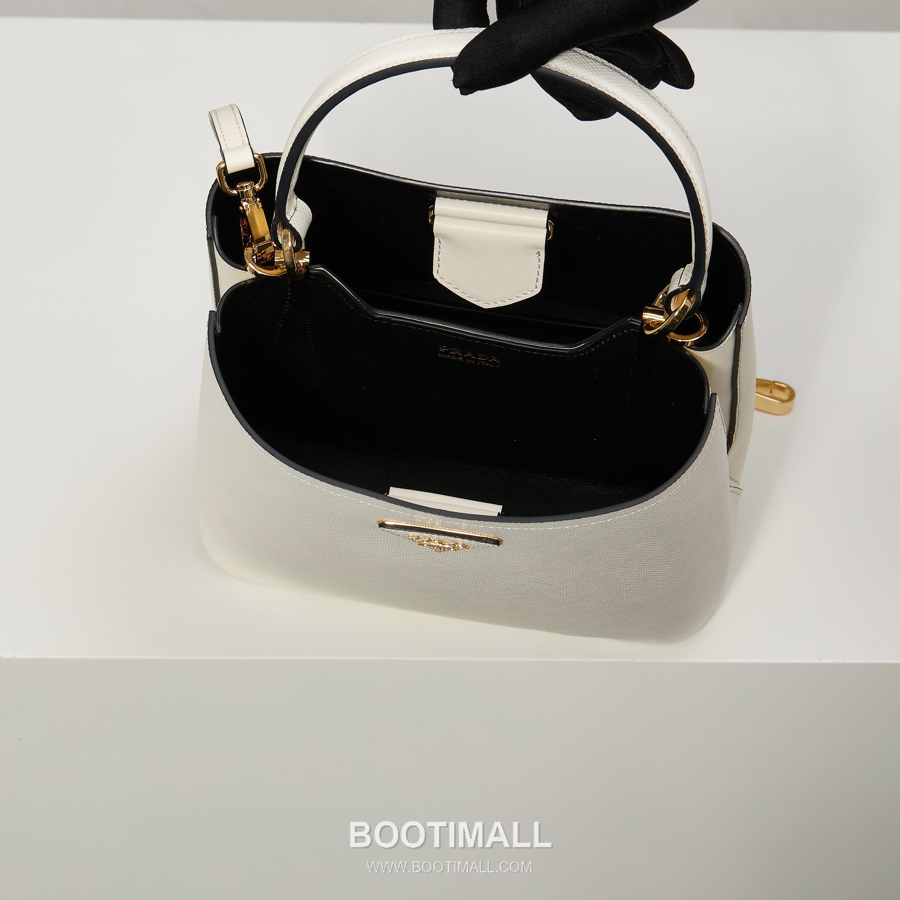 Prada Saffiano Leather Bucket Bag with Detachable Strap Name Tag and Triangle Logo Detail 프라다 사피아노 가죽 버킷백 탈부착 스트랩 네임태그 트라이앵글 로고 디테일 1BA212 22cm 9