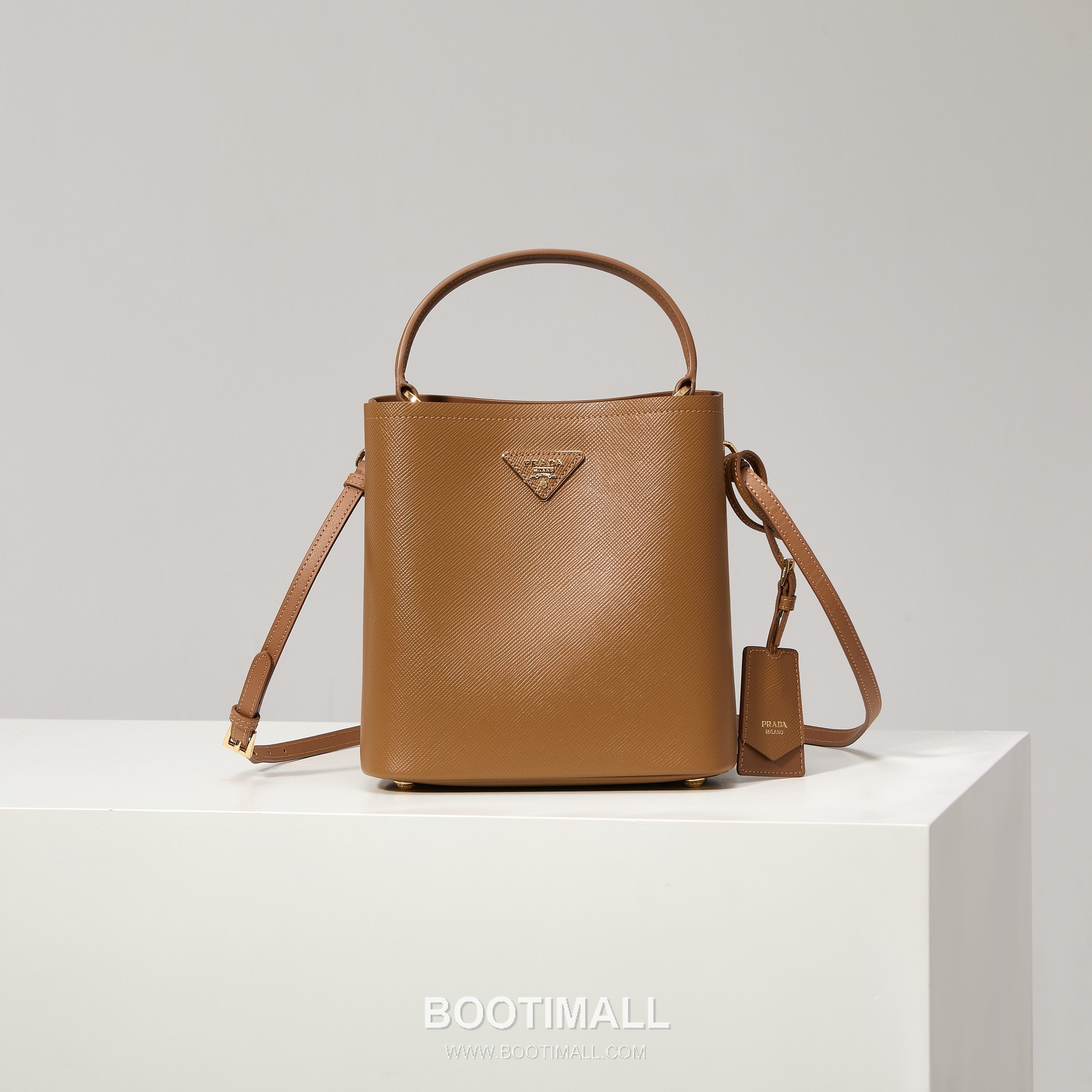 Prada Saffiano Leather Bucket Bag with Detachable Strap Name Tag and Triangle Logo Detail 프라다 사피아노 가죽 버킷백 탈부착 스트랩 네임태그 트라이앵글 로고 디테일 1BA212 22cm 1