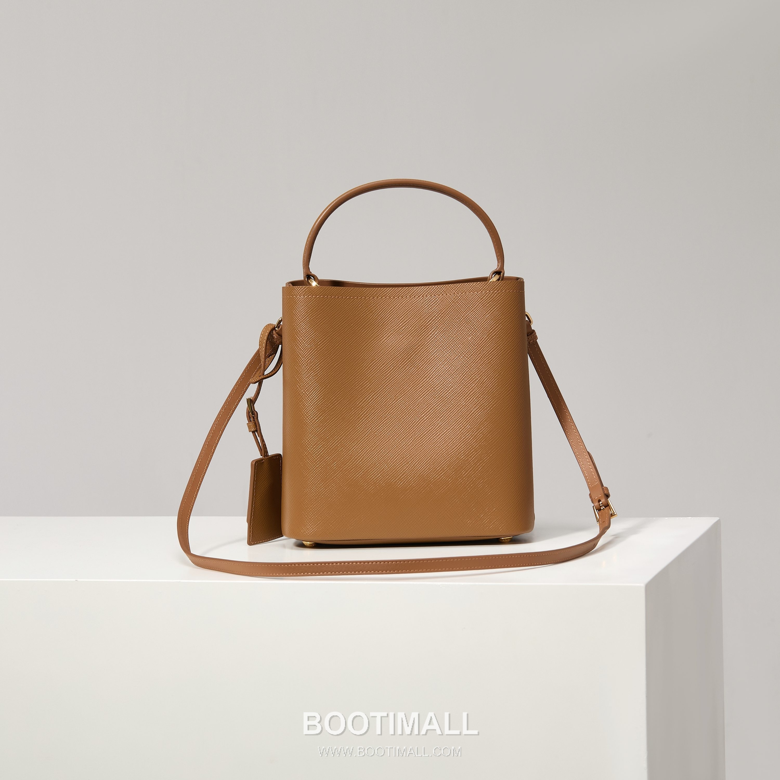 Prada Saffiano Leather Bucket Bag with Detachable Strap Name Tag and Triangle Logo Detail 프라다 사피아노 가죽 버킷백 탈부착 스트랩 네임태그 트라이앵글 로고 디테일 1BA212 22cm 2