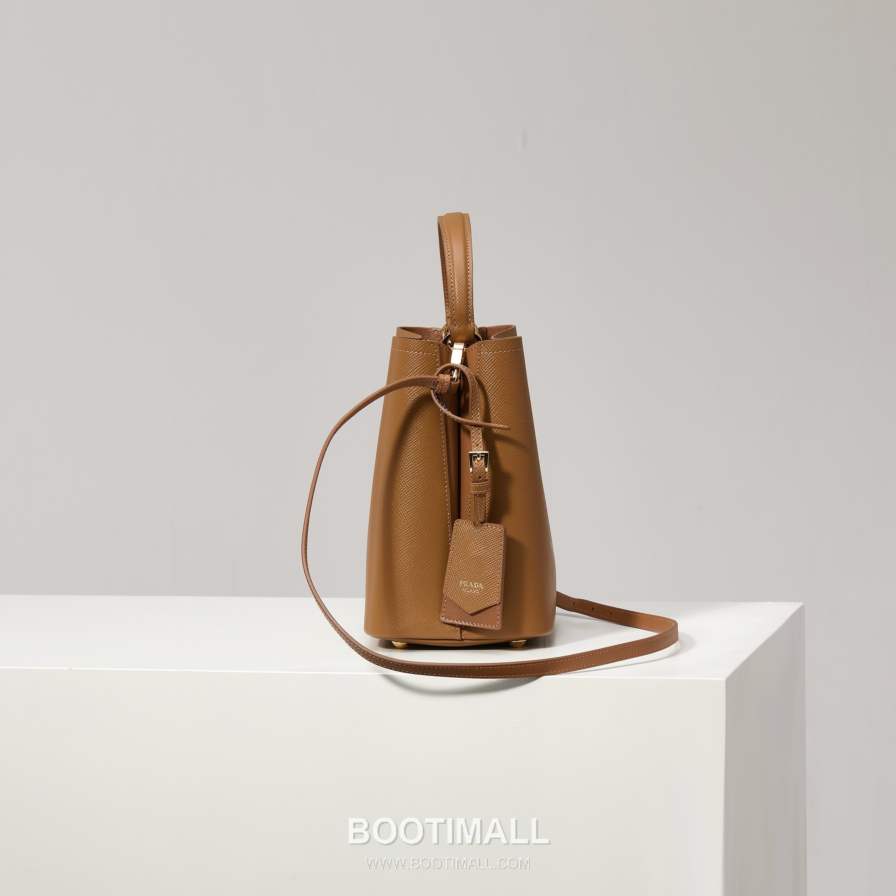 Prada Saffiano Leather Bucket Bag with Detachable Strap Name Tag and Triangle Logo Detail 프라다 사피아노 가죽 버킷백 탈부착 스트랩 네임태그 트라이앵글 로고 디테일 1BA212 22cm 3