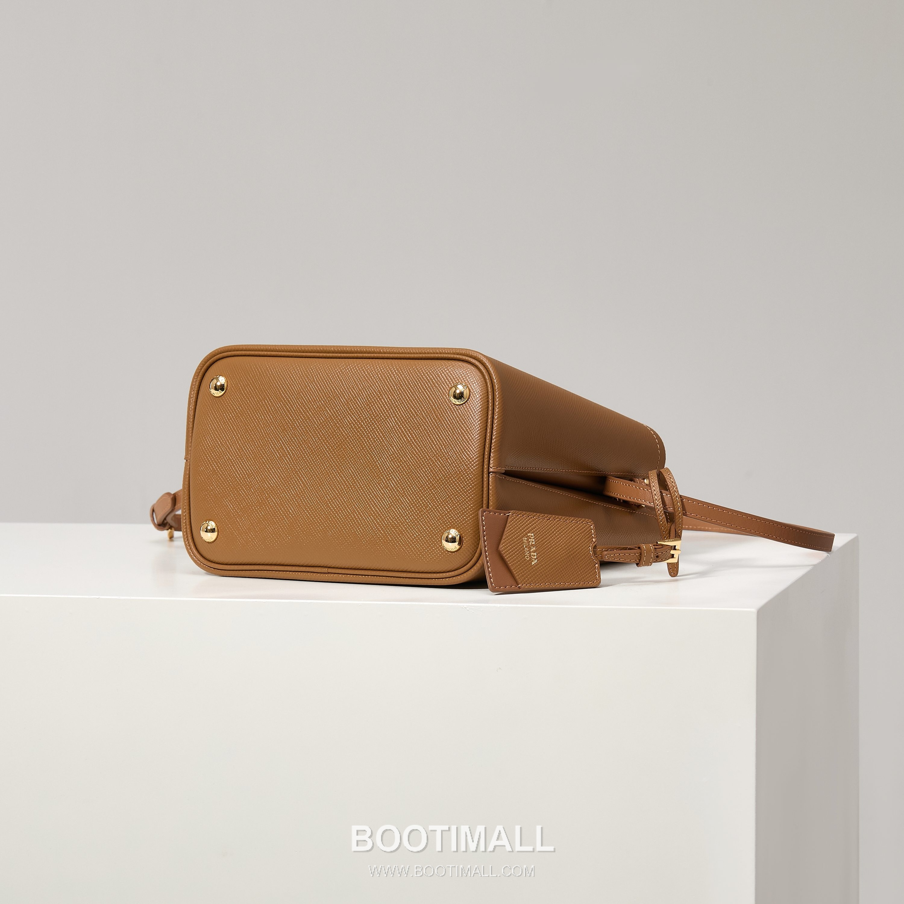 Prada Saffiano Leather Bucket Bag with Detachable Strap Name Tag and Triangle Logo Detail 프라다 사피아노 가죽 버킷백 탈부착 스트랩 네임태그 트라이앵글 로고 디테일 1BA212 22cm 4