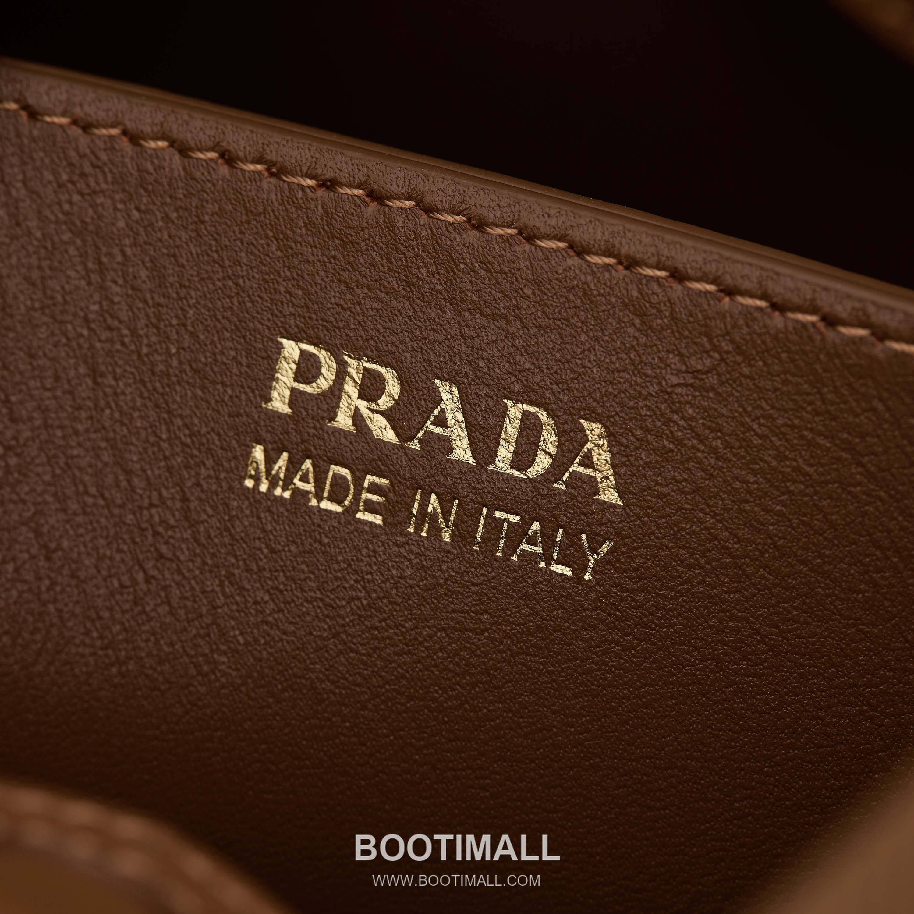 Prada Saffiano Leather Bucket Bag with Detachable Strap Name Tag and Triangle Logo Detail 프라다 사피아노 가죽 버킷백 탈부착 스트랩 네임태그 트라이앵글 로고 디테일 1BA212 22cm 8