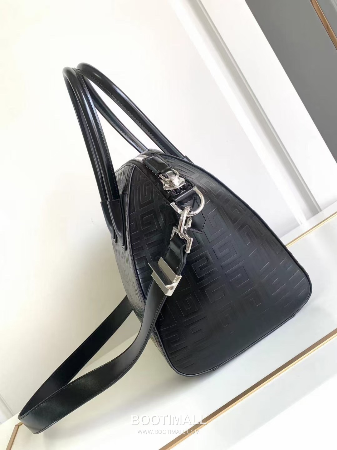 Givenchy Antigona Lock Box Leather Top Handle Bag with 4G Embossed Logo Detail 지방시 안티고나 락 박스 레더 탑핸들 숄더백 4G 엠보스 로고 디테일 28cm 2