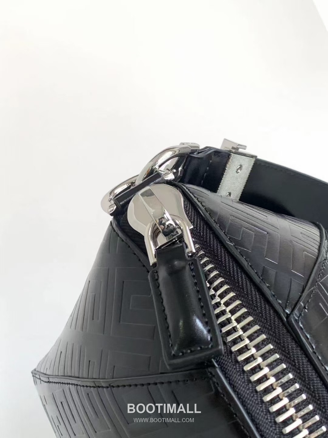 Givenchy Antigona Lock Box Leather Top Handle Bag with 4G Embossed Logo Detail 지방시 안티고나 락 박스 레더 탑핸들 숄더백 4G 엠보스 로고 디테일 28cm 7