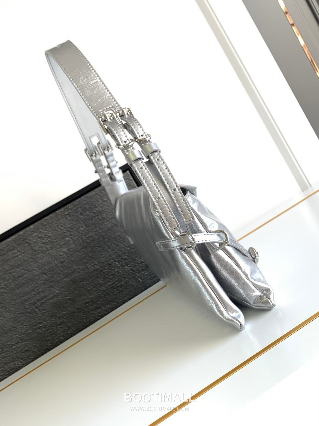 Givenchy Voyou Calfskin Hobo Shoulder Bag with Soft Pillow Structure and Strap Detail 지방시 보유 카프스킨 호보 숄더백 소프트 필로우 구조 스트랩 디테일 32cm 2