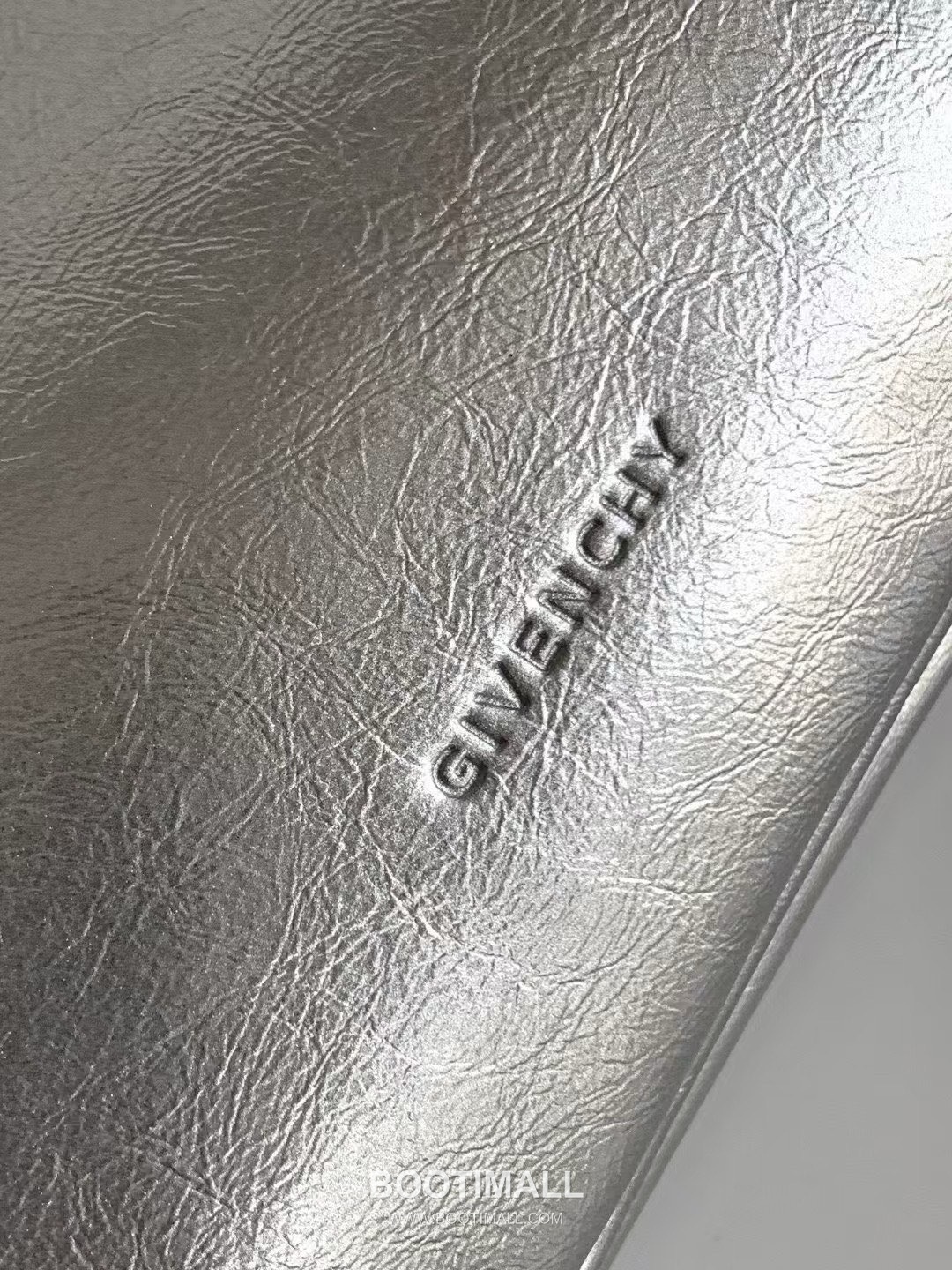 Givenchy Voyou Calfskin Hobo Shoulder Bag with Soft Pillow Structure and Strap Detail 지방시 보유 카프스킨 호보 숄더백 소프트 필로우 구조 스트랩 디테일 32cm 5